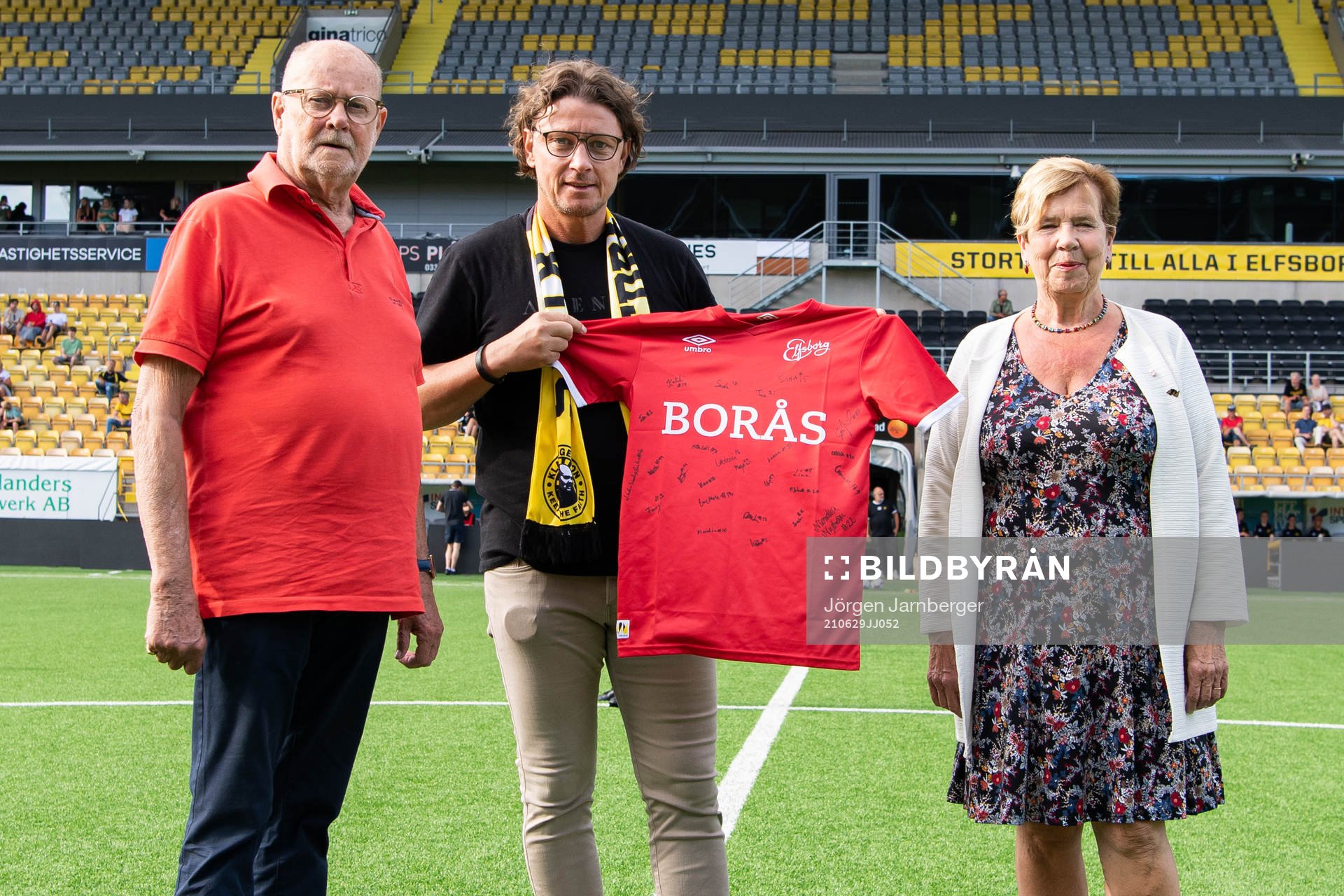 Elfsborgs klubbchef Stefan Andreasson överlämnar en