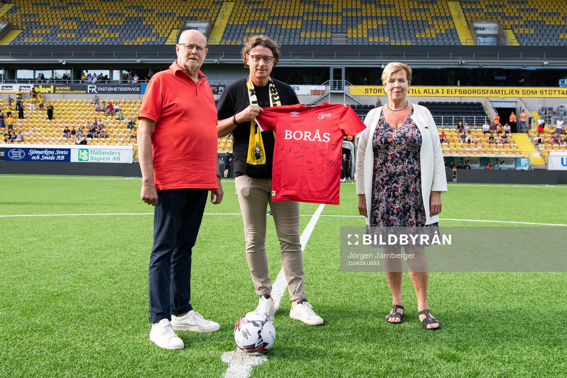Elfsborgs klubbchef Stefan Andreasson överlämnar en
