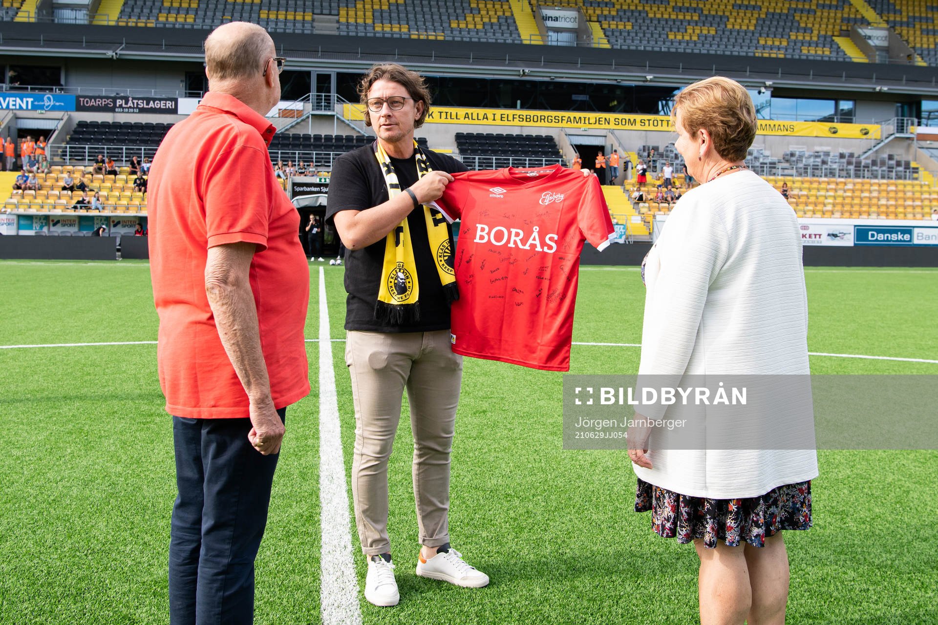 Elfsborgs klubbchef Stefan Andreasson överlämnar en