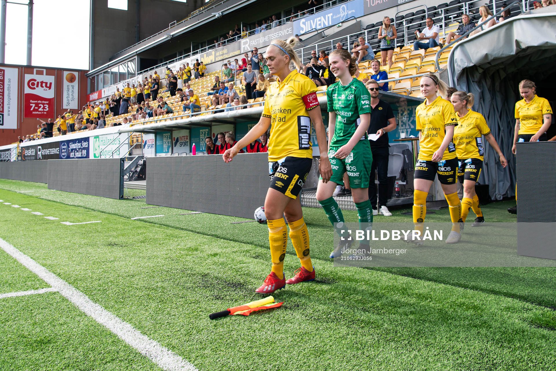 Elfsborgs spelare kommer ut till match med lagkapten Ellen