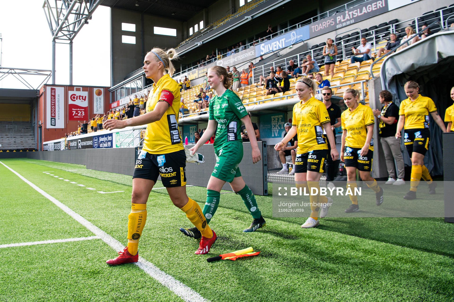 Elfsborgs spelare kommer ut till match med lagkapten Ellen