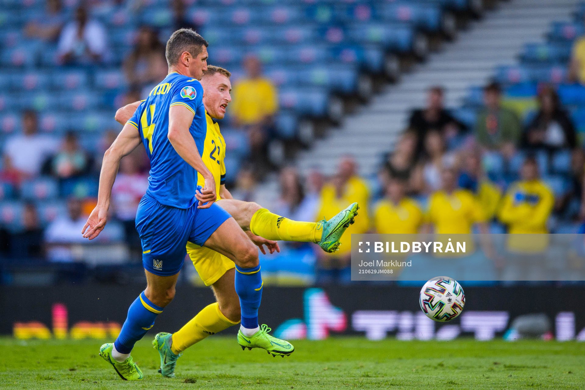 Serhiy Kryvtsov of Ukraine and Dejan Kulusevski of Sweden