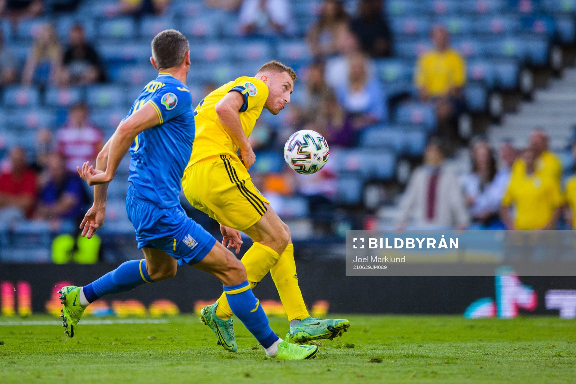Serhiy Kryvtsov of Ukraine and Dejan Kulusevski of Sweden