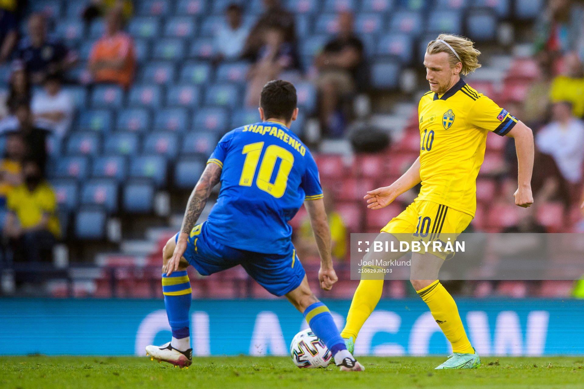 Mykola Shaparenko of Ukraine and Emil Forsberg of Sweden