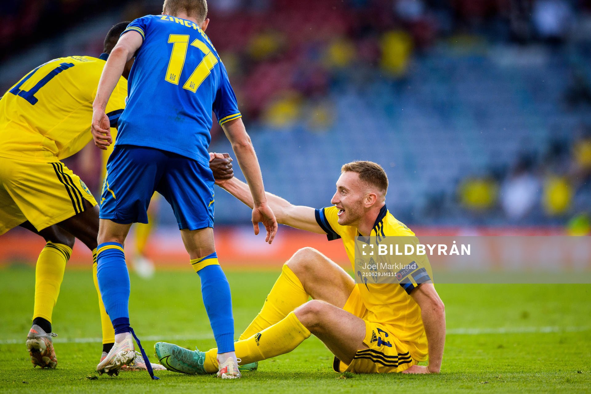 Alexander Isak and Dejan Kulusevski of Sweden