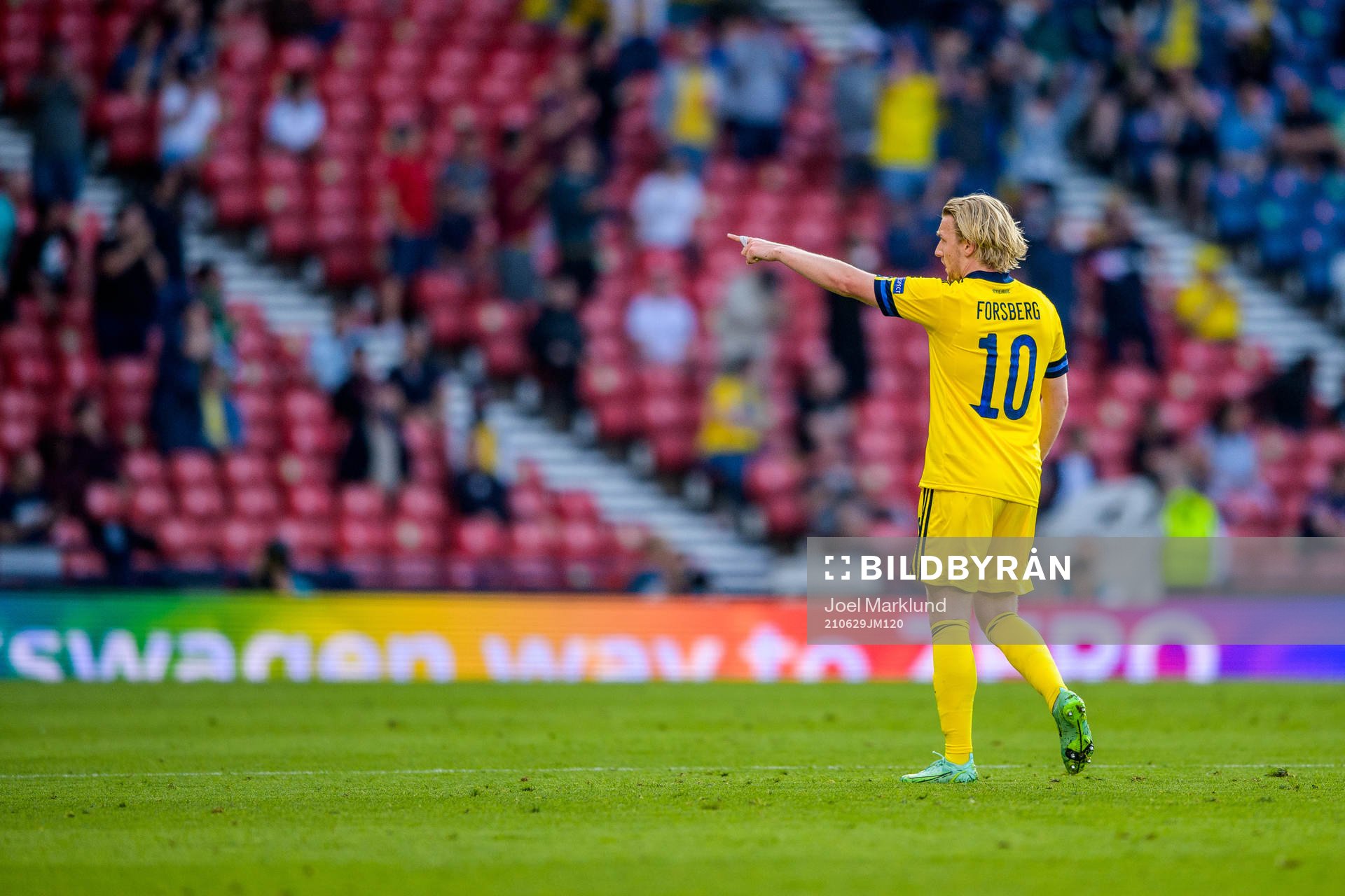 Emil Forsberg of Sweden celebrate