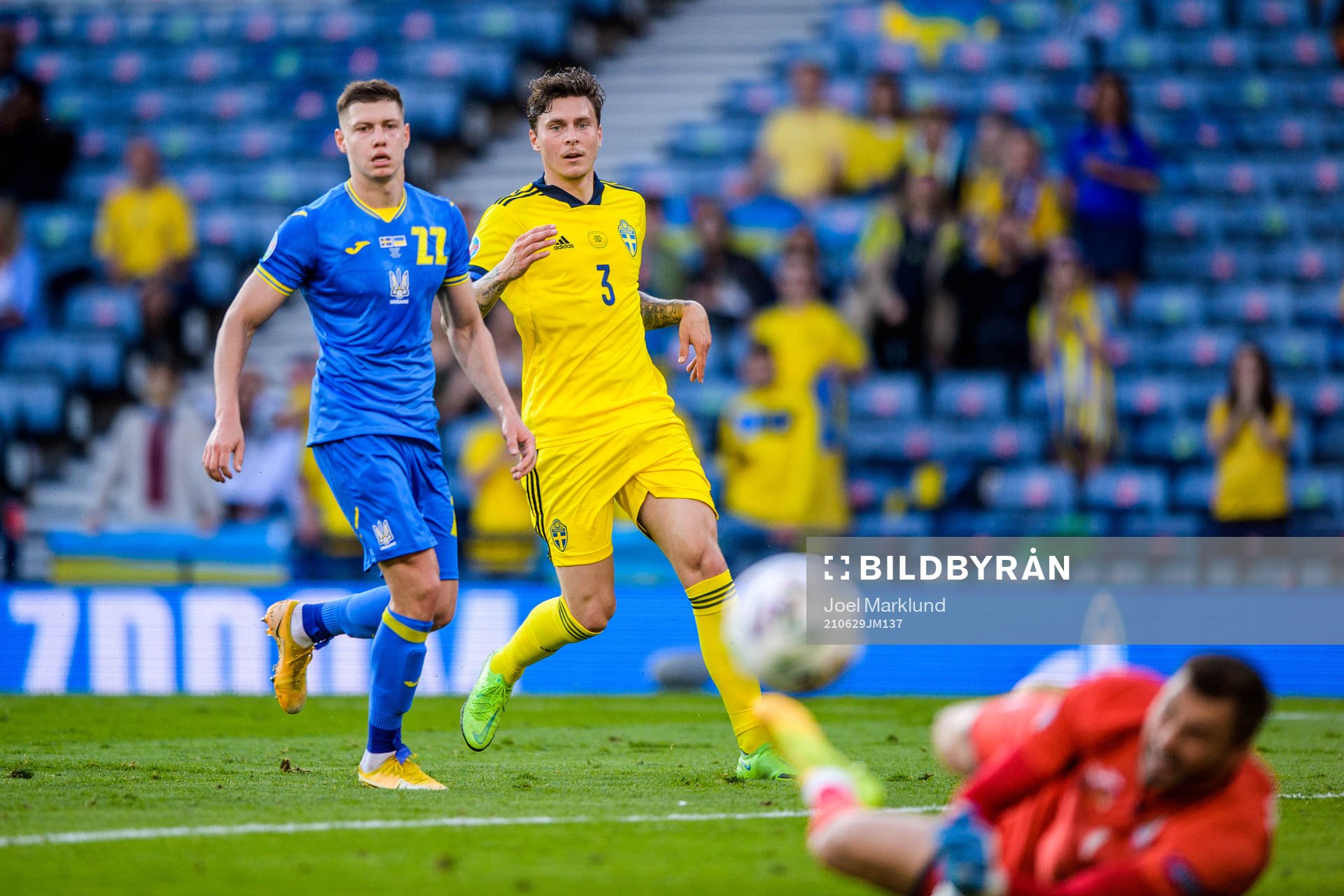 Mykola Matviyenko of Ukraine and Victor Nilsson Lindelöf of Sweden during the UEFA Euro 2020 Football Championship round of 16 match between Sweden and Ukraina on June 29, 2021 in Glasgow.