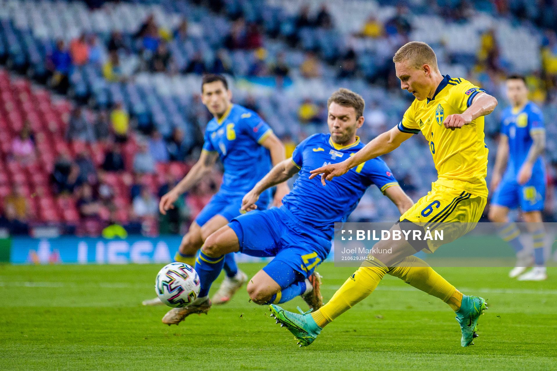 Oleksandr Karavaev of Ukraine and Ludwig Augustinsson of