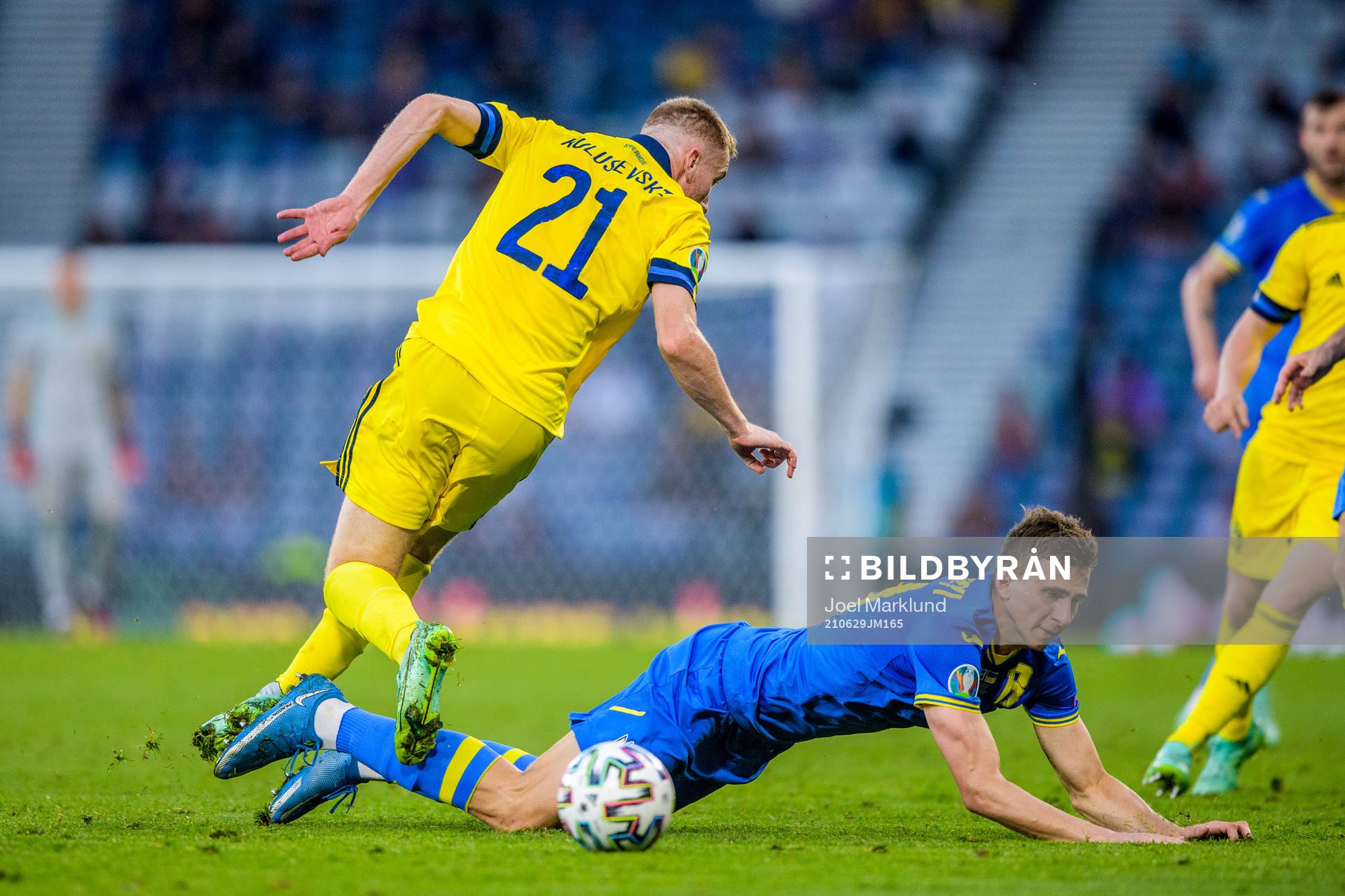 Dejan Kulusevski of Sweden and Illia Zabarnyi of Ukraine during the UEFA Euro 2020 Football Championship round of 16 match between Sweden and Ukraina on June 29, 2021 in Glasgow.