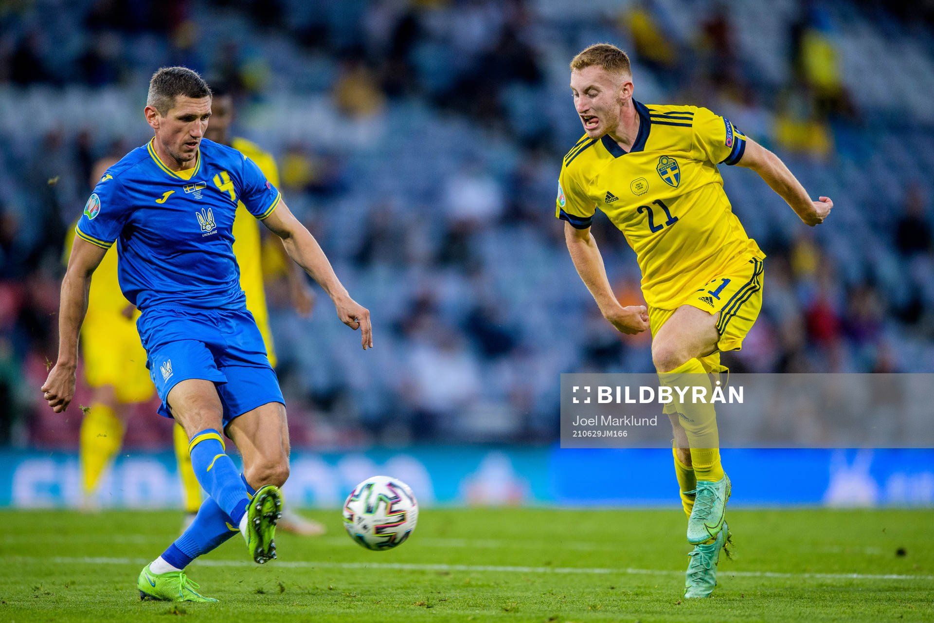 Serhiy Kryvtsov of Ukraine and Dejan Kulusevski of Sweden