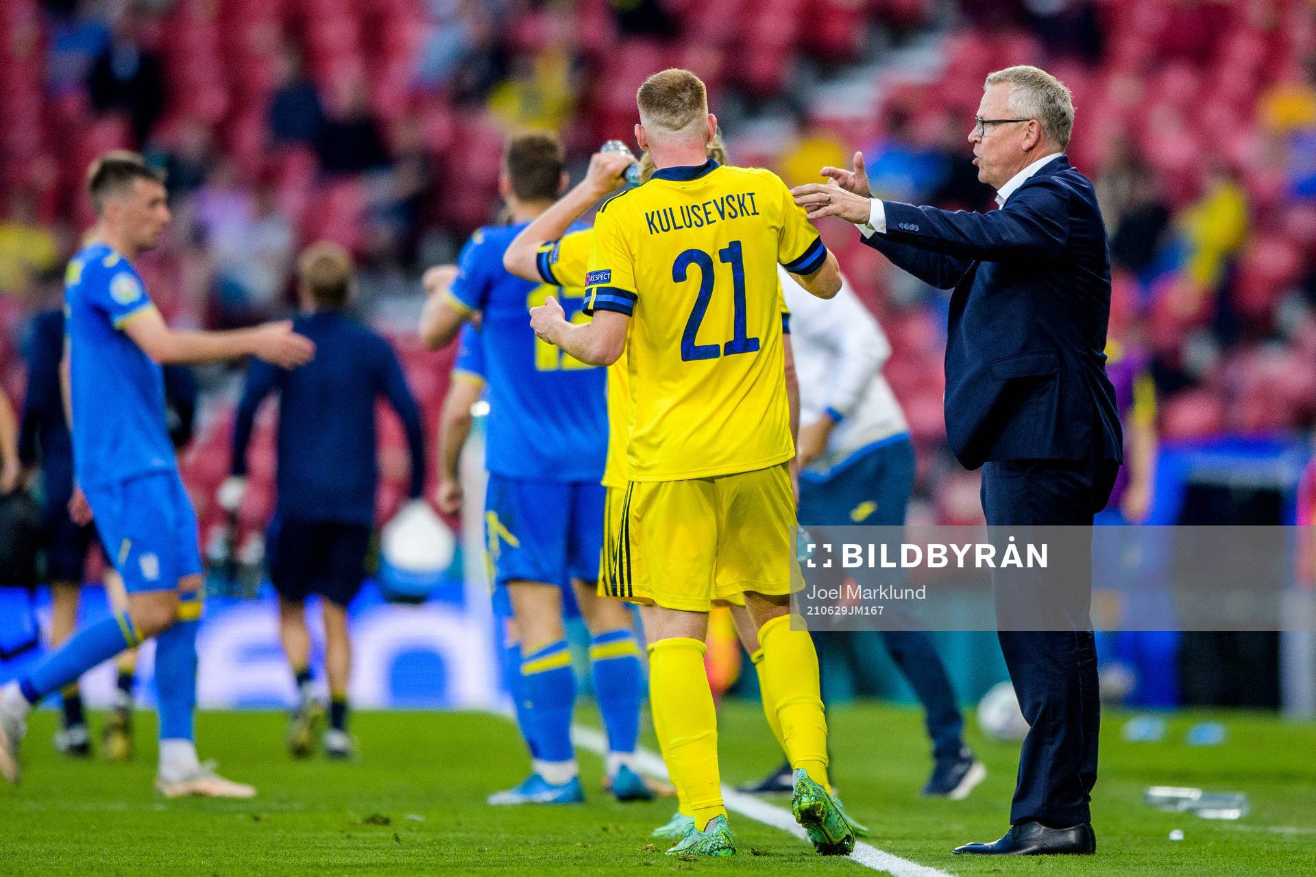 Dejan Kulusevski and head coach Janne Andersson of Sweden