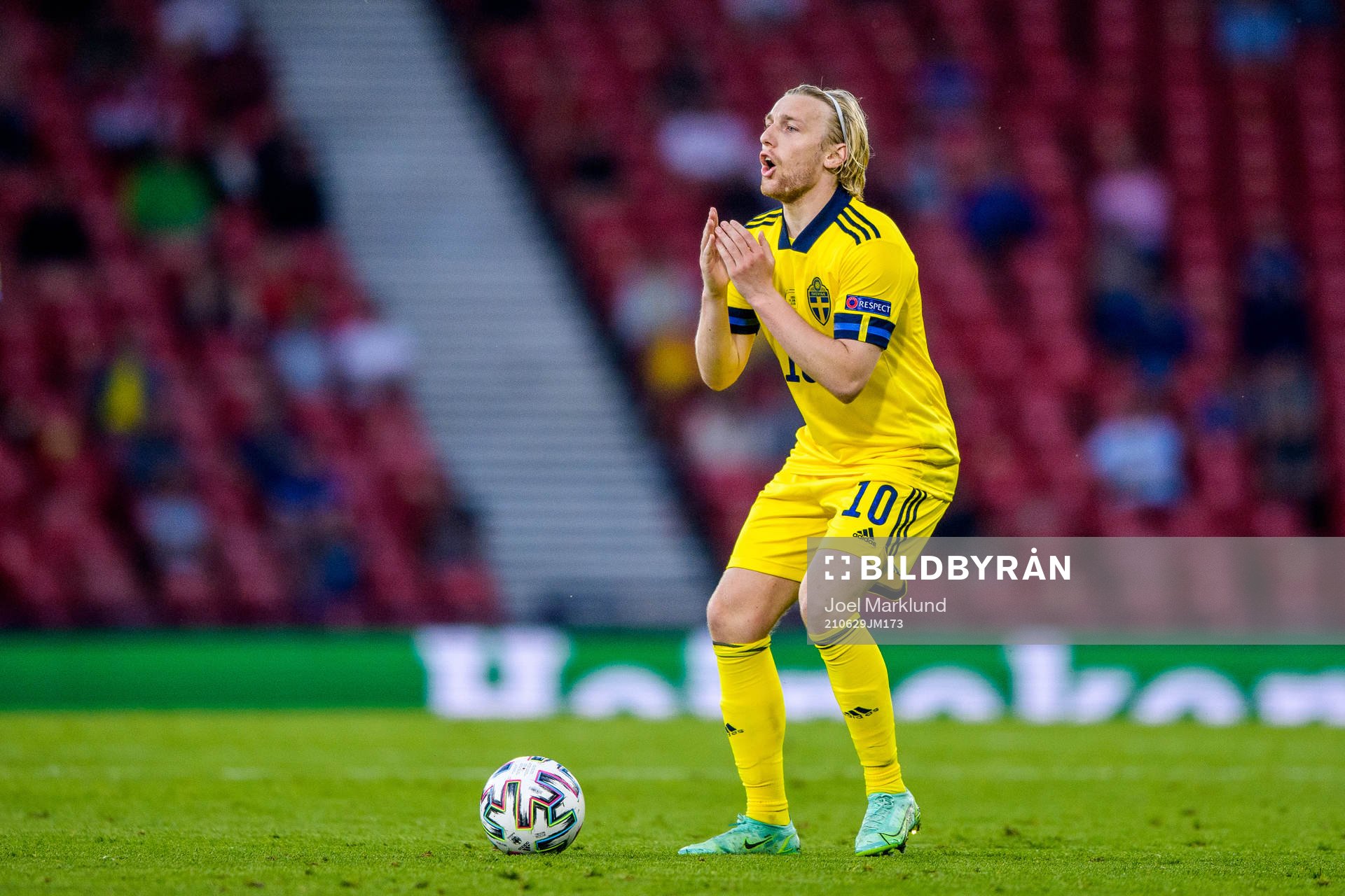 Emil Forsberg of Sweden reacts