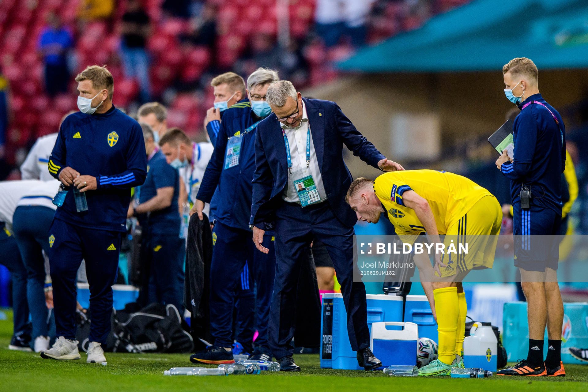 head coach Janne Andersson and Dejan Kulusevski of Sweden