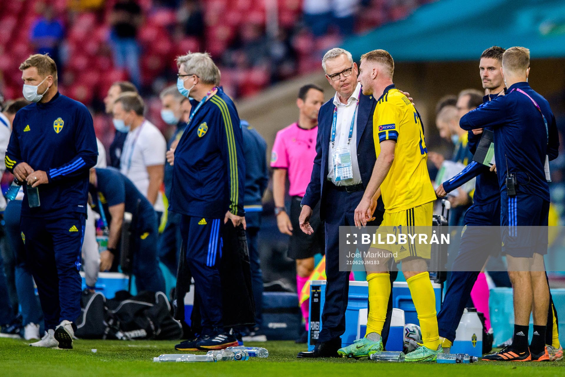 head coach Janne Andersson and Dejan Kulusevski of Sweden