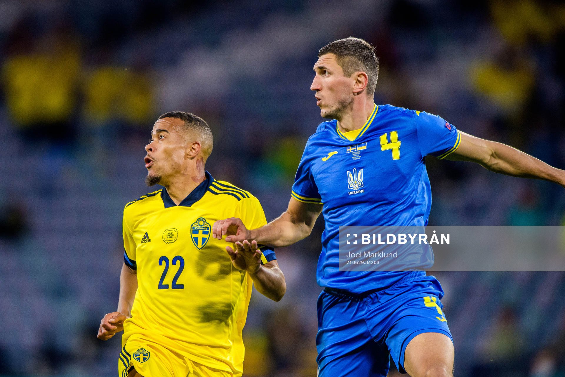 Robin Quaison of Sweden and Serhiy Kryvtsov of Ukraine