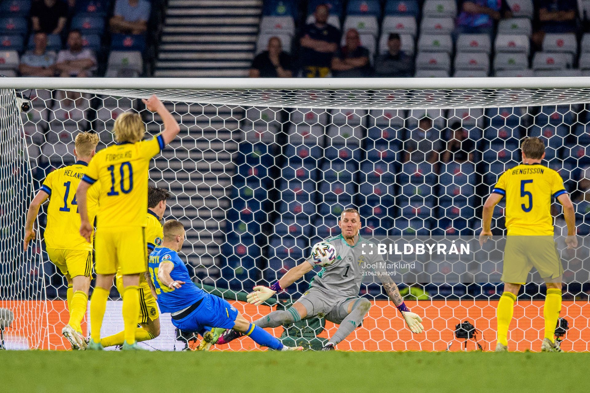 goalkeeper Robin Olsen of Sweden and Artem Dovbyk of Ukraine