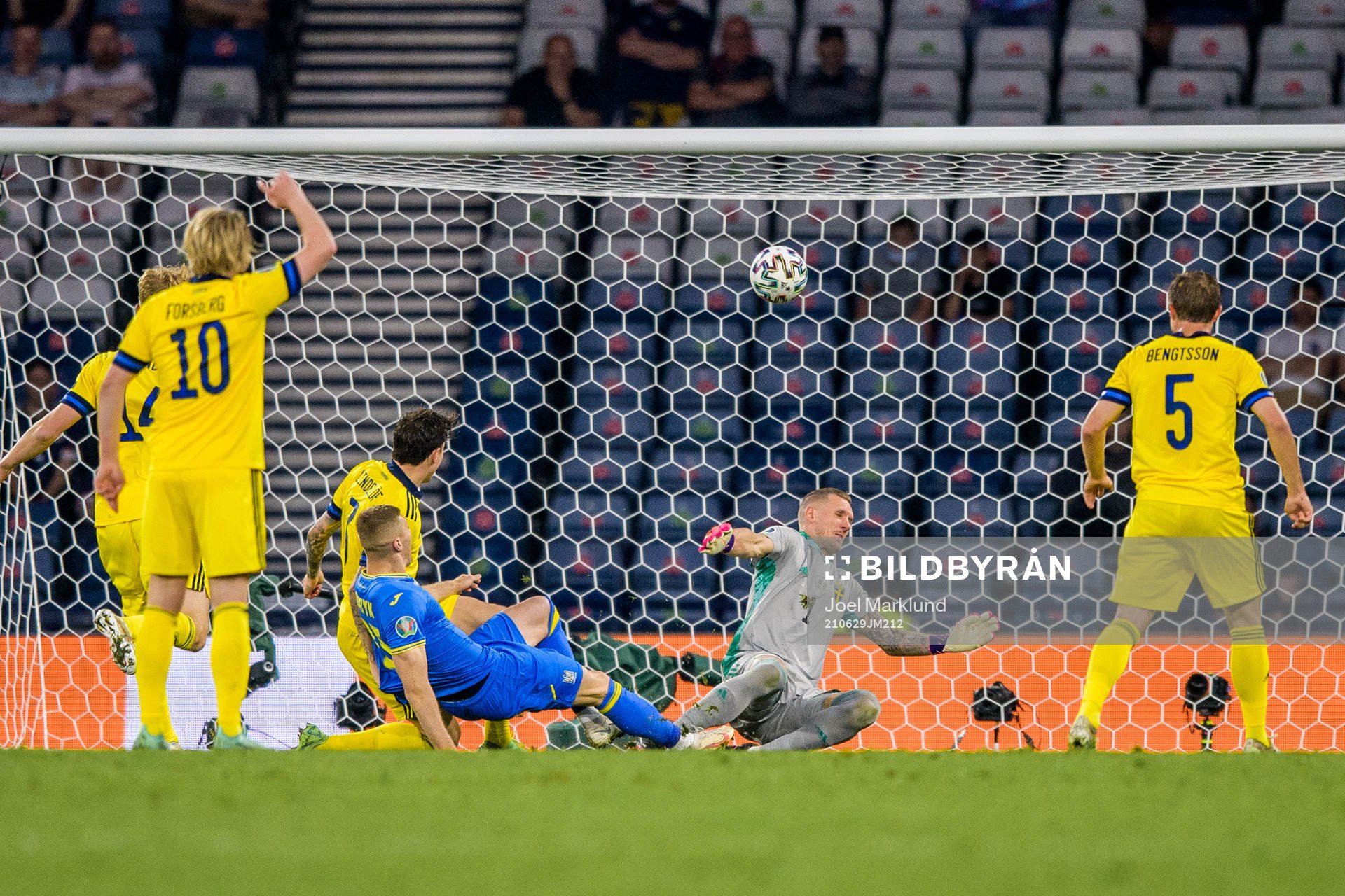 Artem Dovbyk of Ukraine and goalkeeper Robin Olsen of Sweden