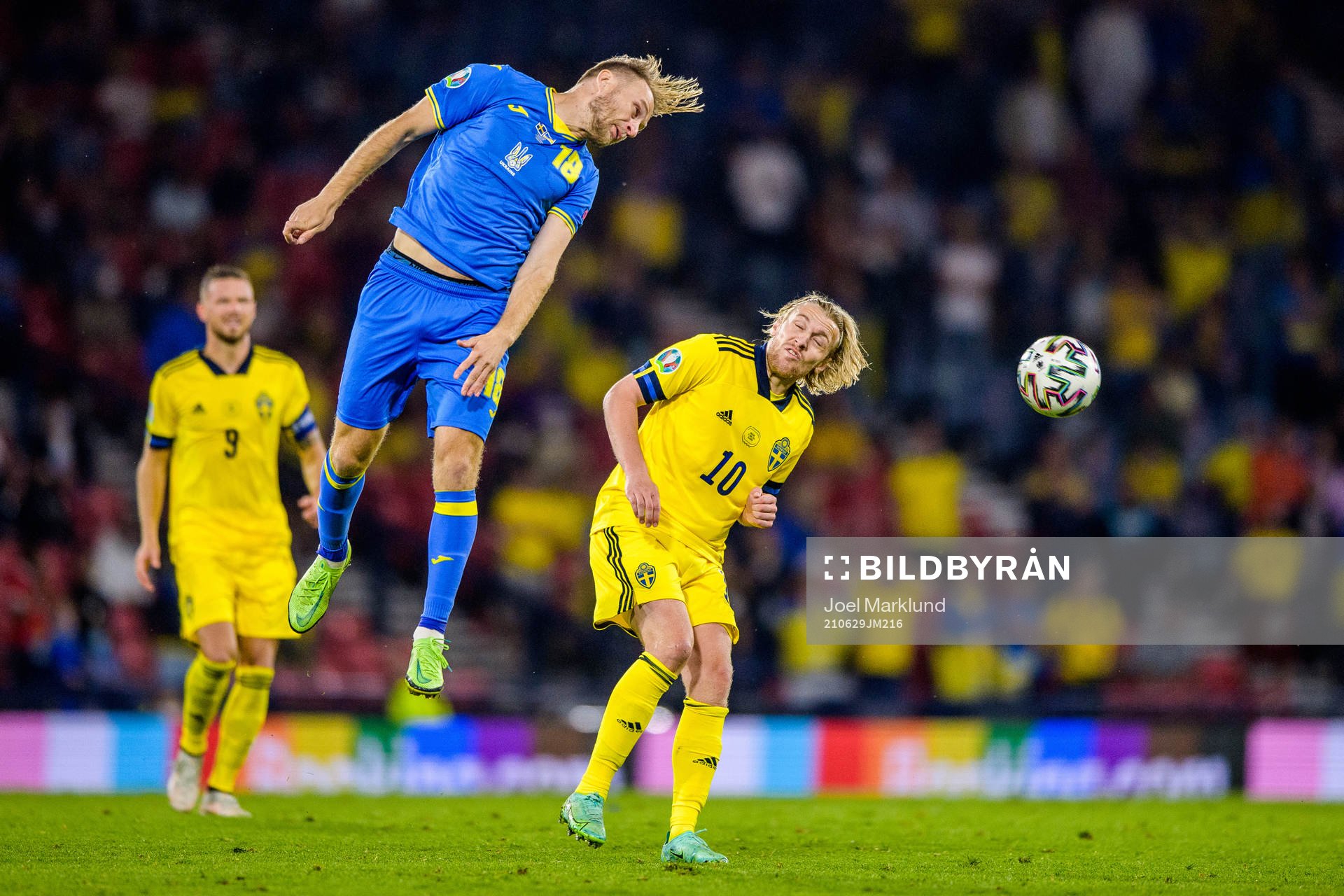 Roman Bezus of Ukraine and Emil Forsberg of Sweden