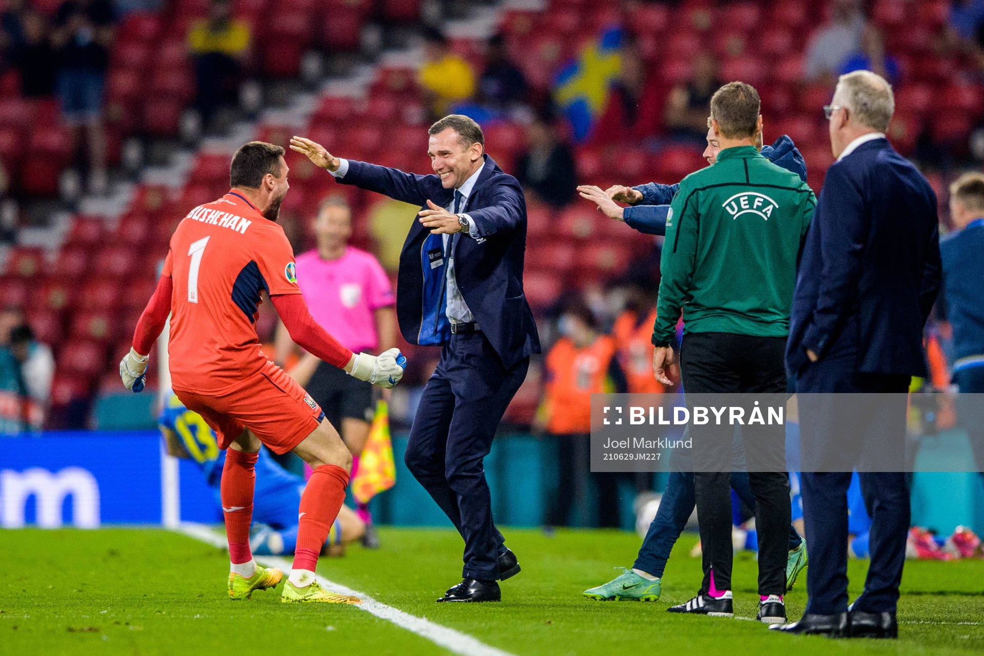 goalkeeper Georgiy Bushchan and head coach Andriy