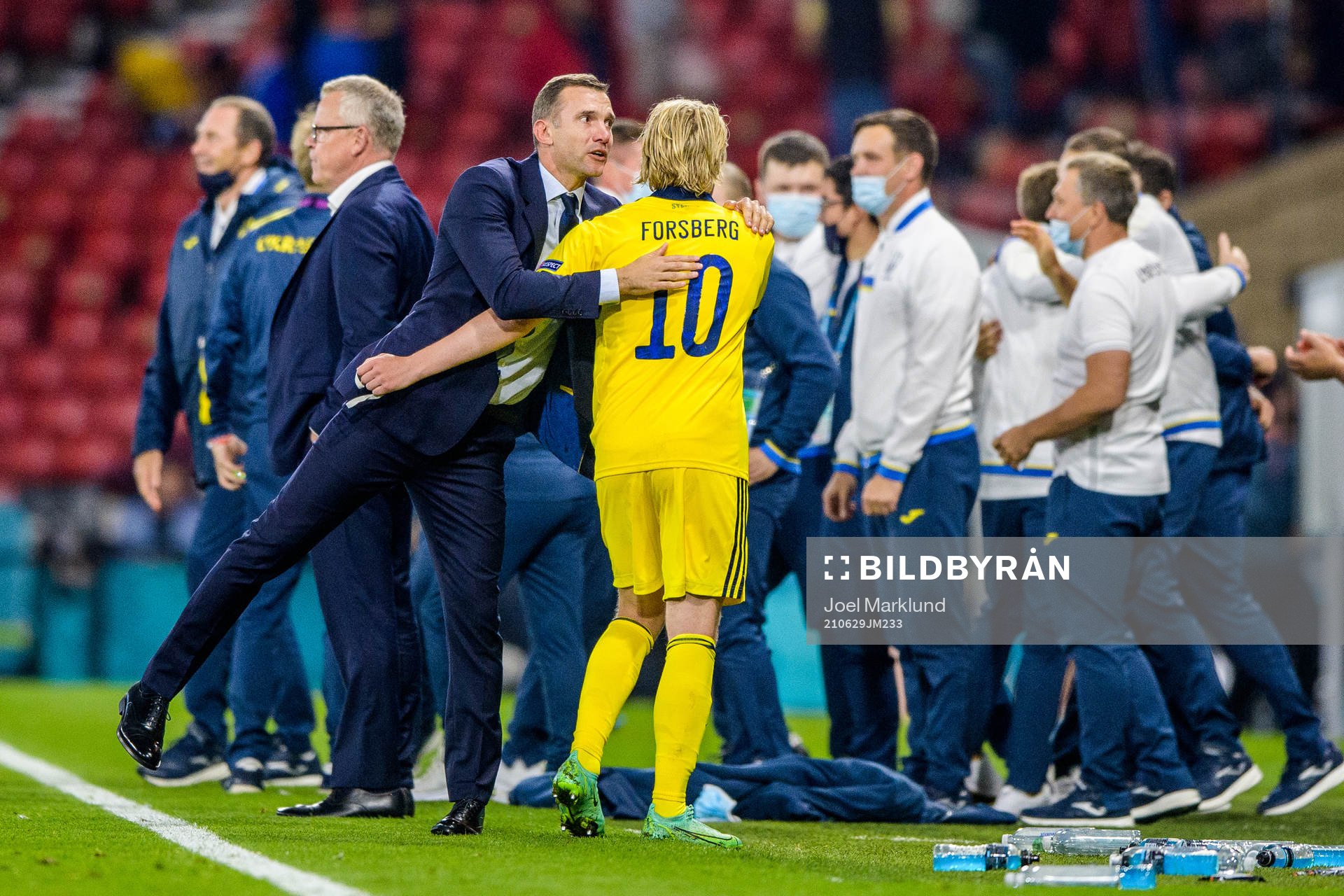 head coach Andriy Shevchenko of Ukraine and Emil Forsberg