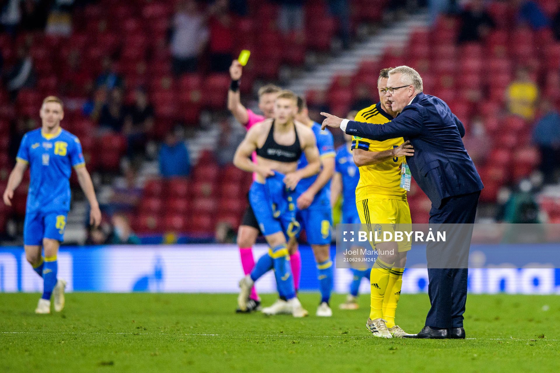 Pierre Bengtsson and head coach Janne Andersson of Sweden during the UEFA Euro 2020 Football Championship round of 16 match between Sweden and Ukraina on June 29, 2021 in Glasgow.