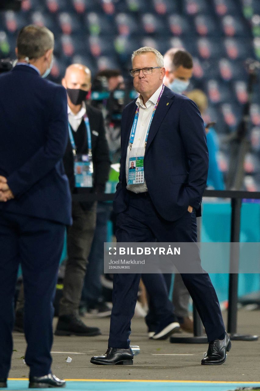 Head coach Janne Andersson of Sweden looks dejected