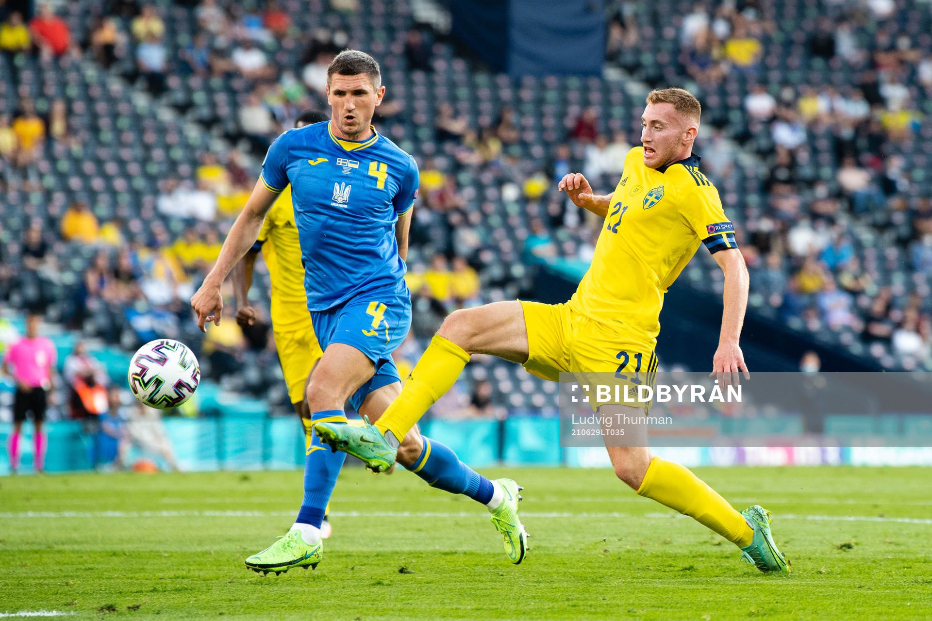 Roman Yaremchuk of Ukraine and Dejan Kulusevski of Sweden