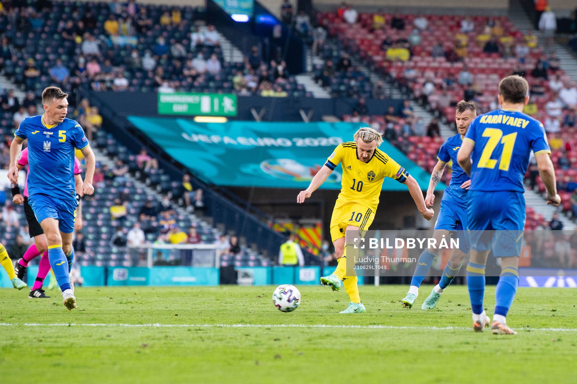 Emil Forsberg of Sweden scores 1-1