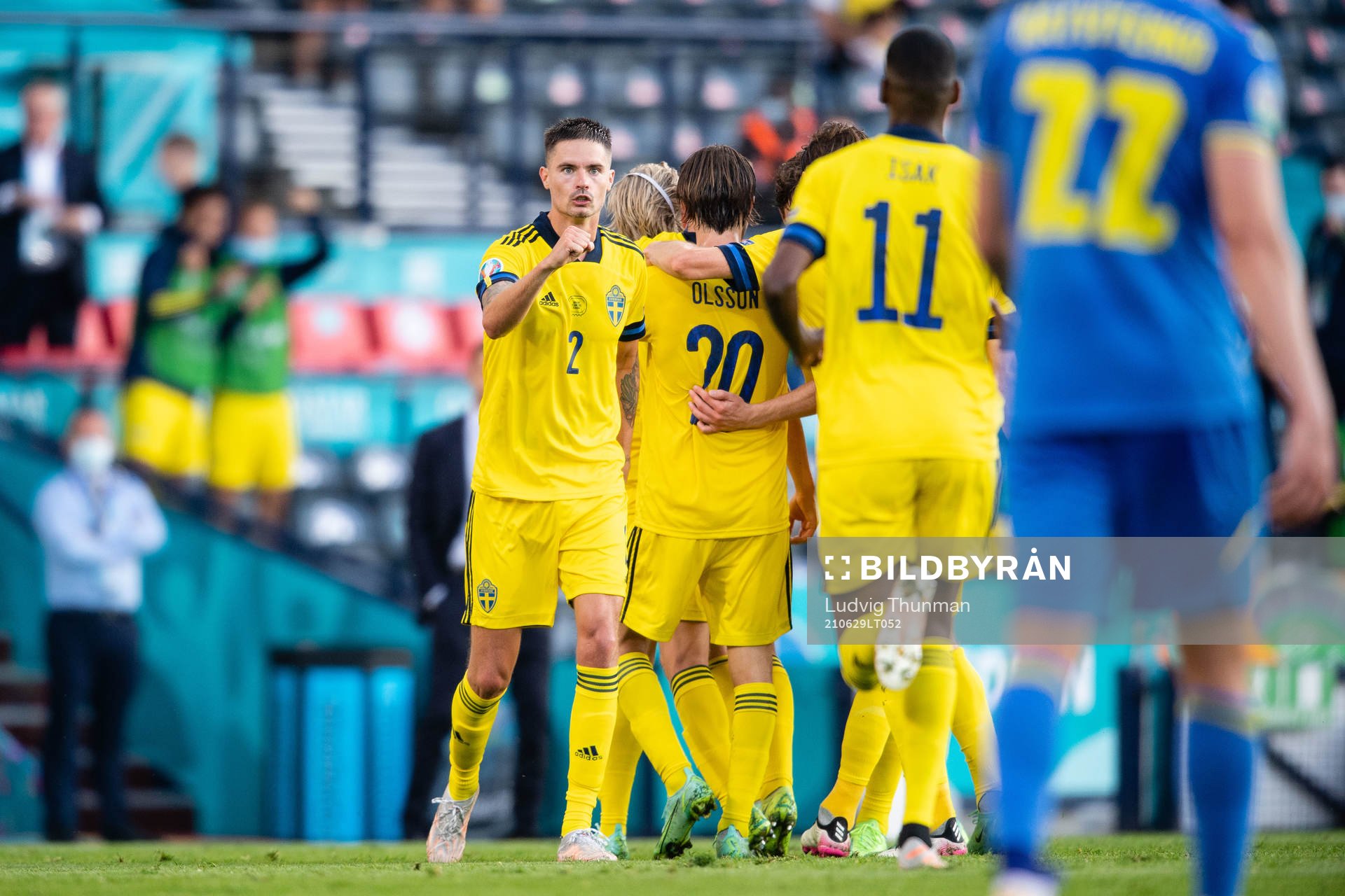 Mikael Lustig of Sweden celebrates 1-1 by Emil Forsberg