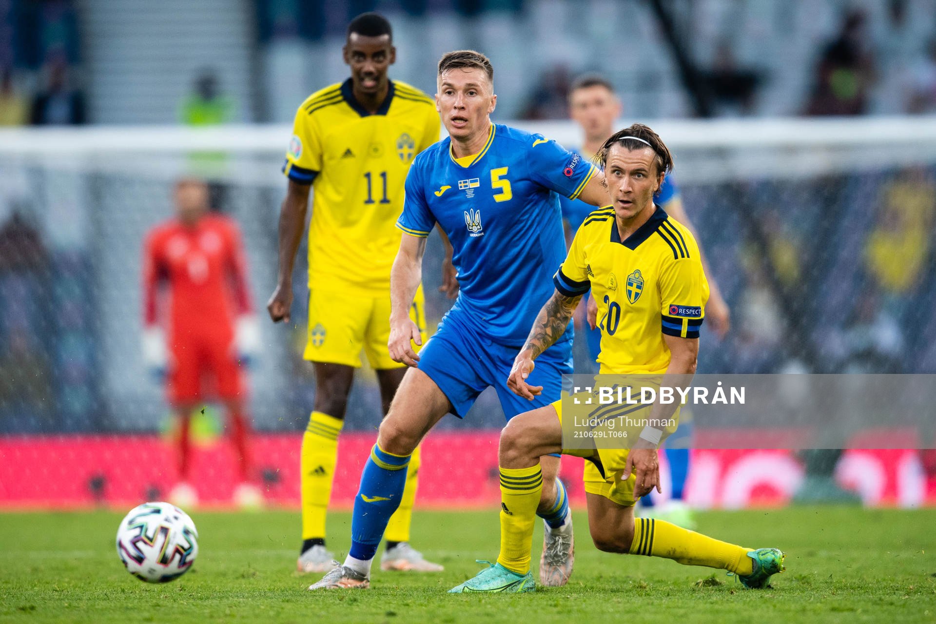 Serhiy Sydorchuk of Ukraine and Alexander Isak and