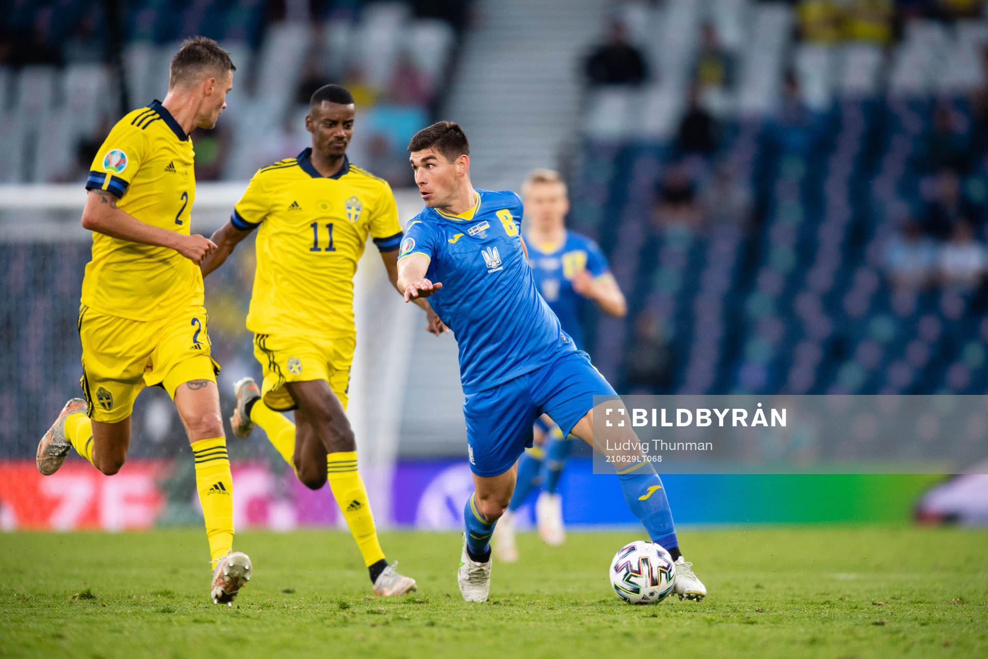 Ruslan Malinovskyi of Ukraine and Mikael Lustig and Alexander Isak of Sweden during the UEFA Euro 2020 Football Championship round of 16 match between Sweden and Ukraina on June 29, 2021 in Glasgow.