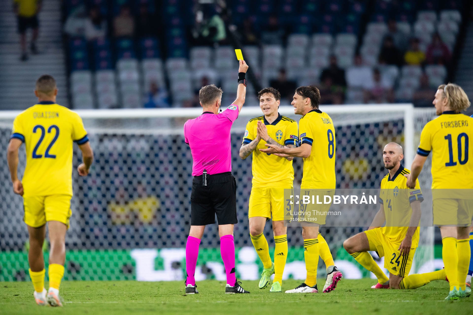 Referee Daniele Orsato and Victor Nilsson Lindelöf and