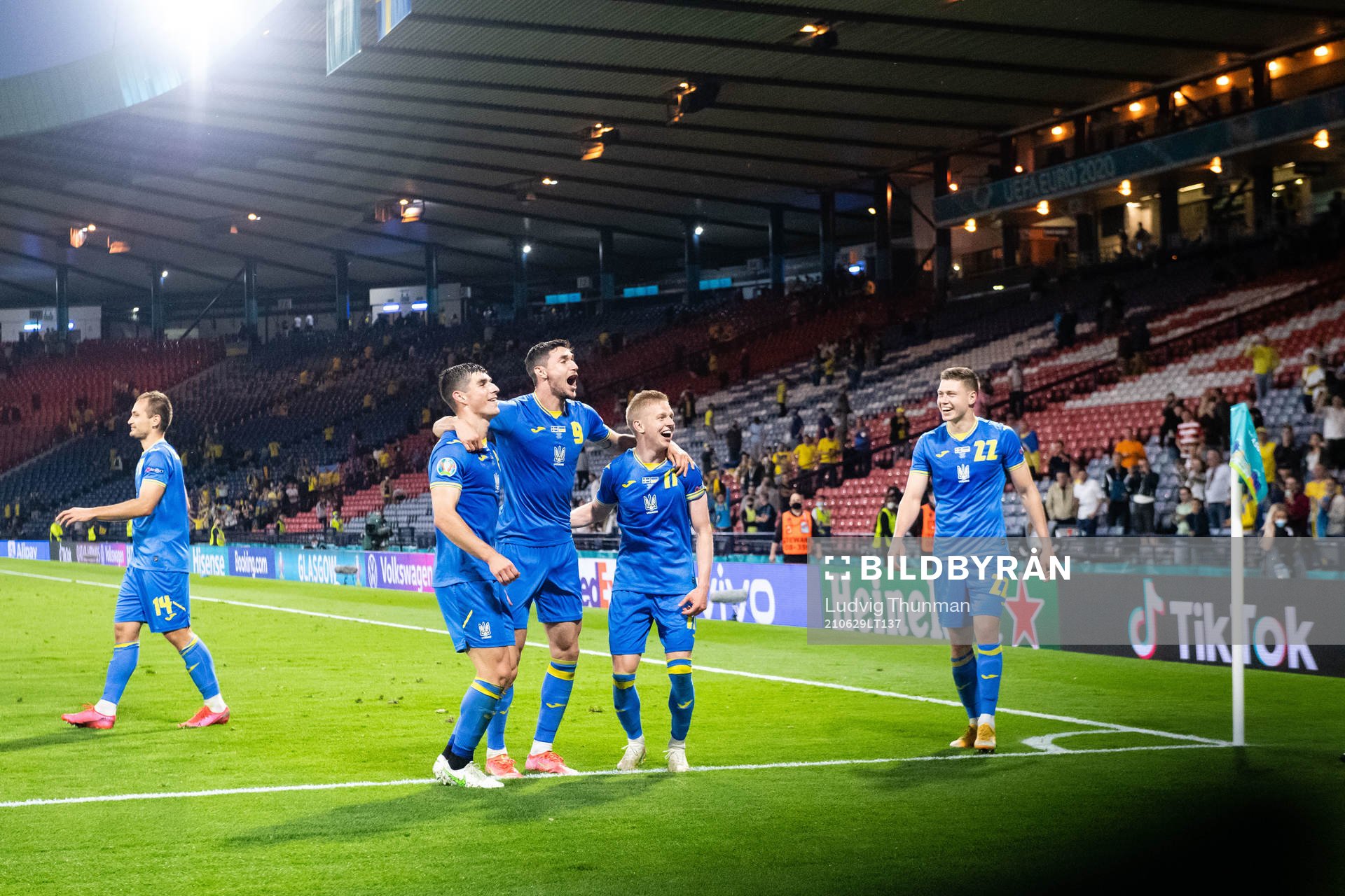 Roman Yaremchuk of Ukraine celebrates with teammates
