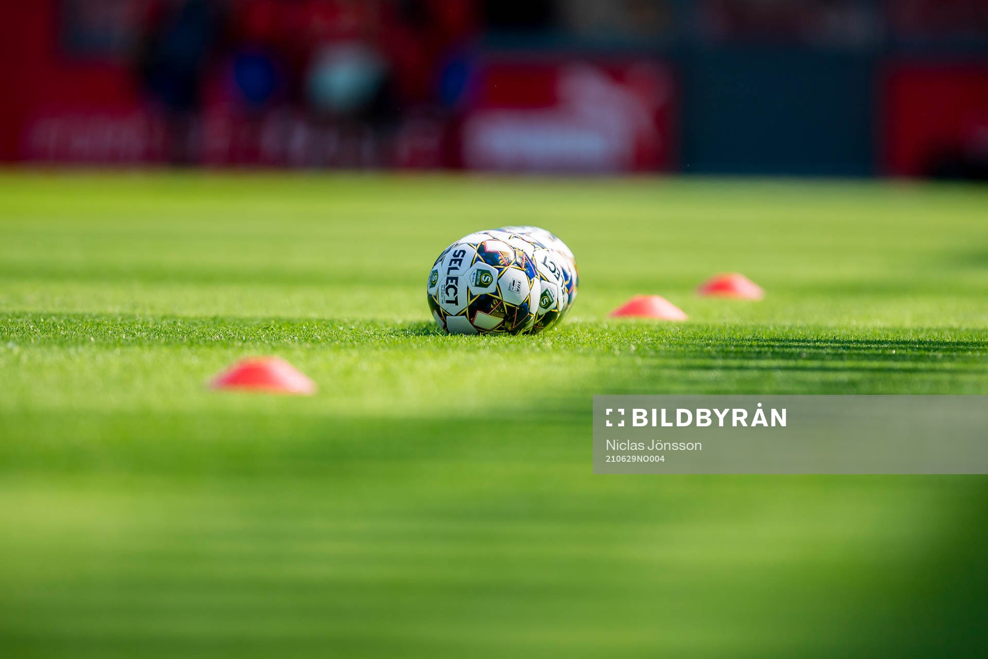 Fotbollar med superettan logga på