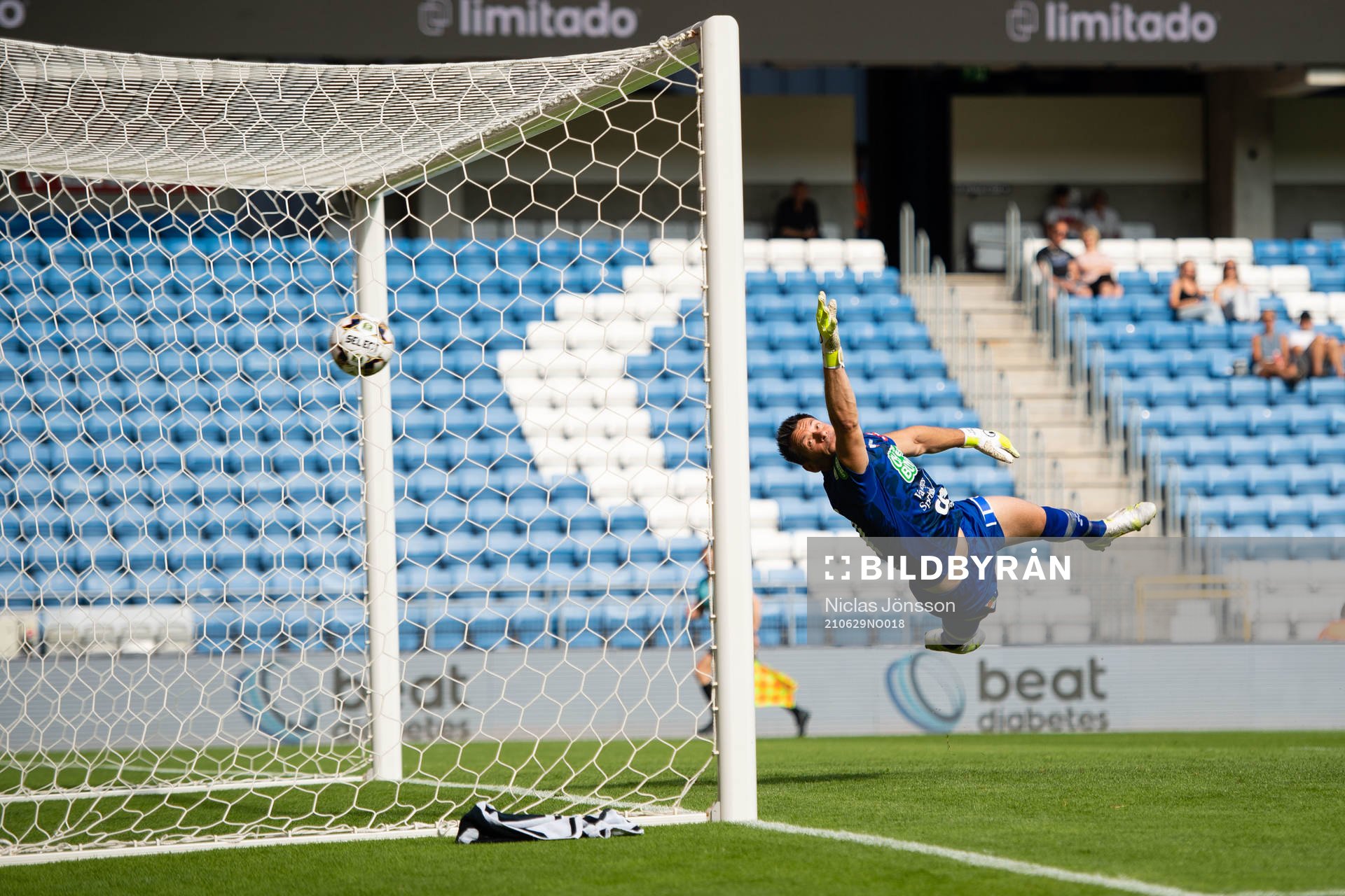 Helsingborgs Max Svensson (ej i bild) gör 1-0 bakom