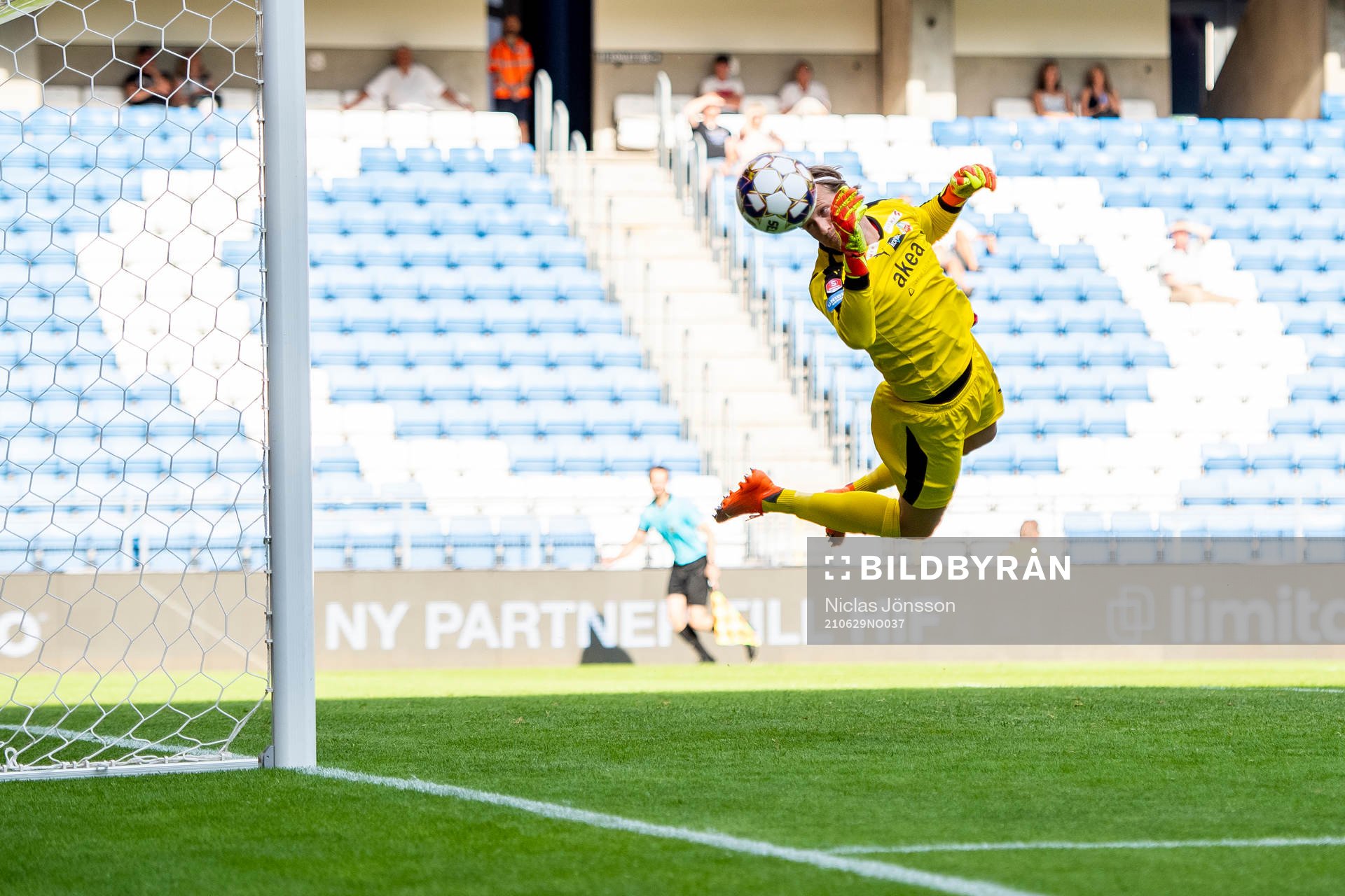 Helsingborgs målvakt Anders Lindegaard räddar en frispark