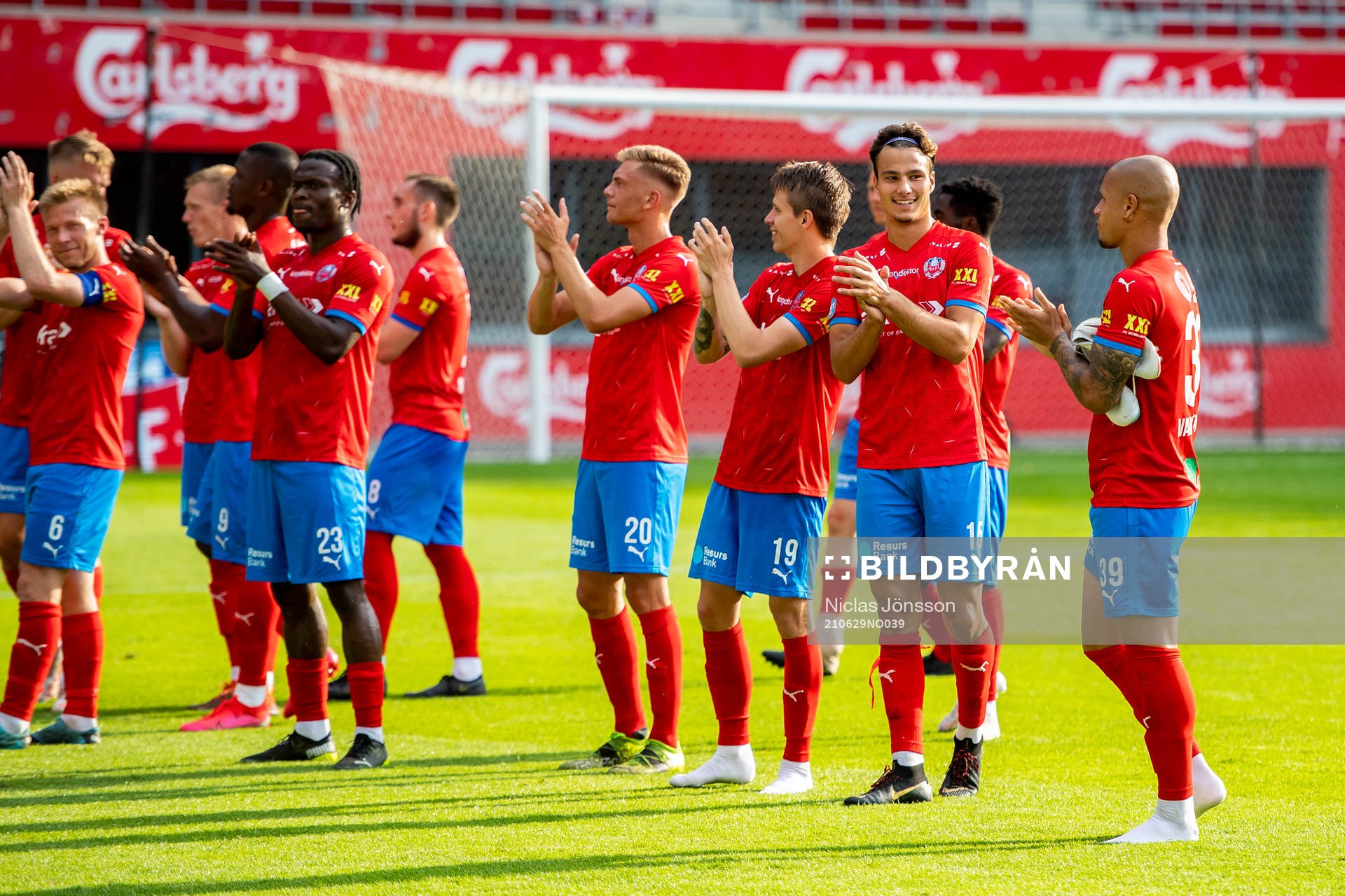 Helsingborgs Assad Al Hamlawi med lagkamrater tackar