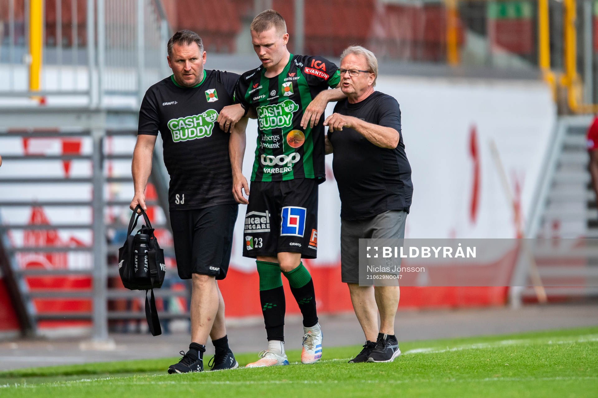 Varbergs Anton Liljenbäck  får hjälp av planen