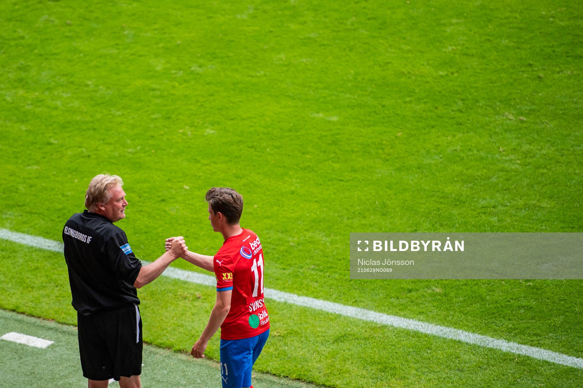 Helsingborgs tränare Jörgen Lennartsson och Max Svensson under fotbollsmatchen i träningsmatchen mellan Helsingborg och Varberg den 29 juni 2021 i Helsingborg.