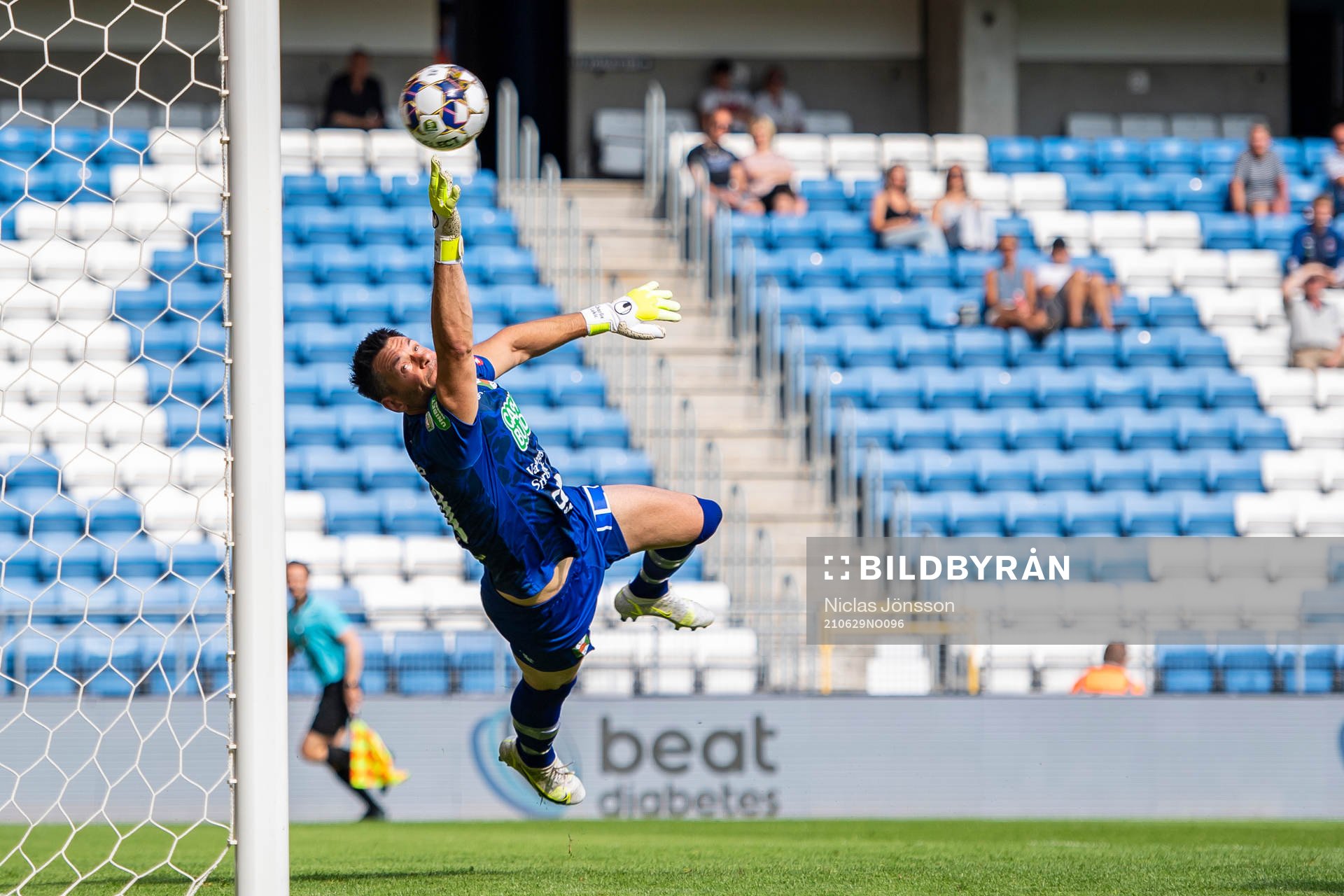 Helsingborgs Max Svensson (ej i bild) gör 1-0 bakom