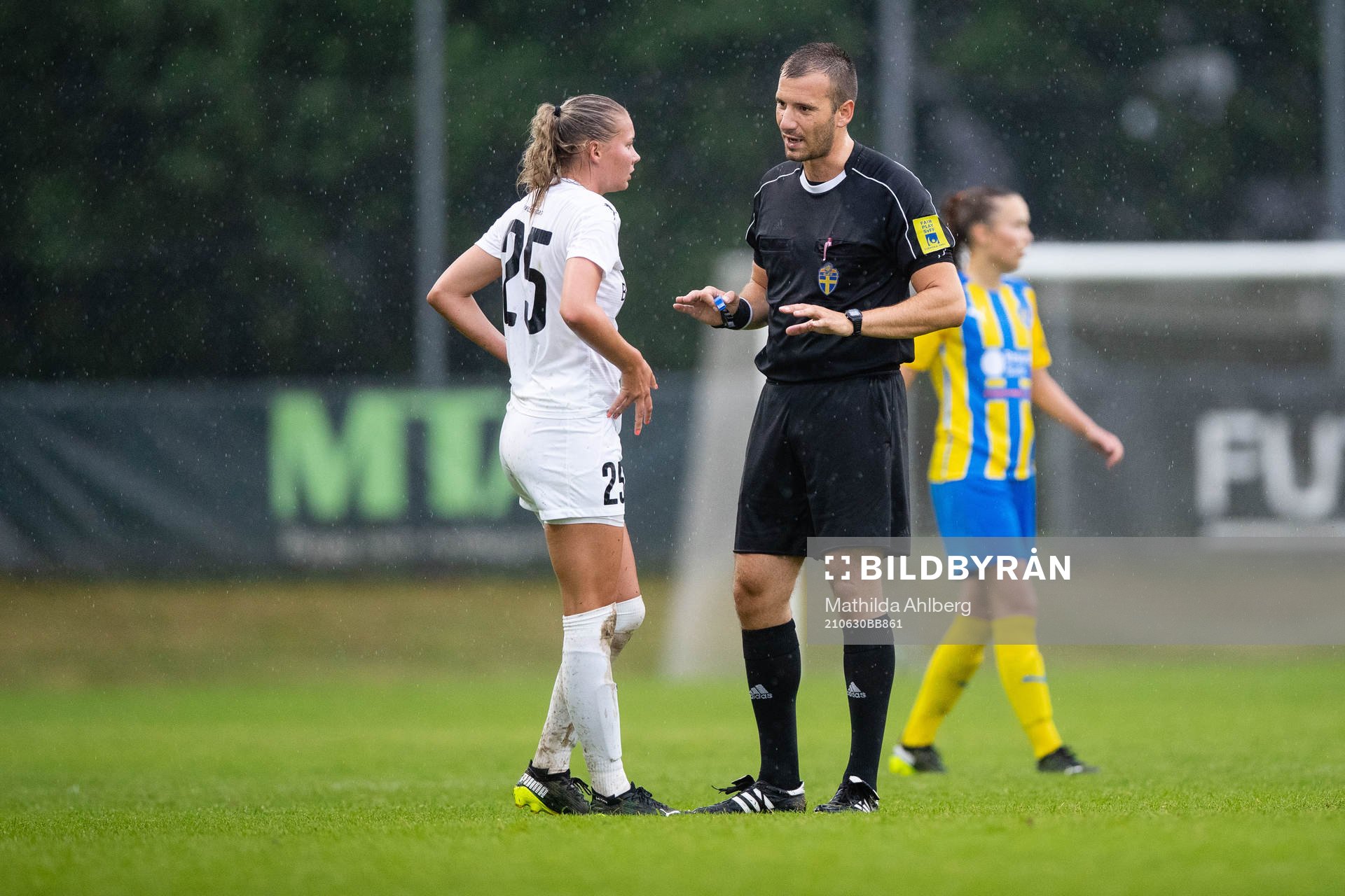 Hittarps Isabelle Angel i samtal med domare Stefan Velevski