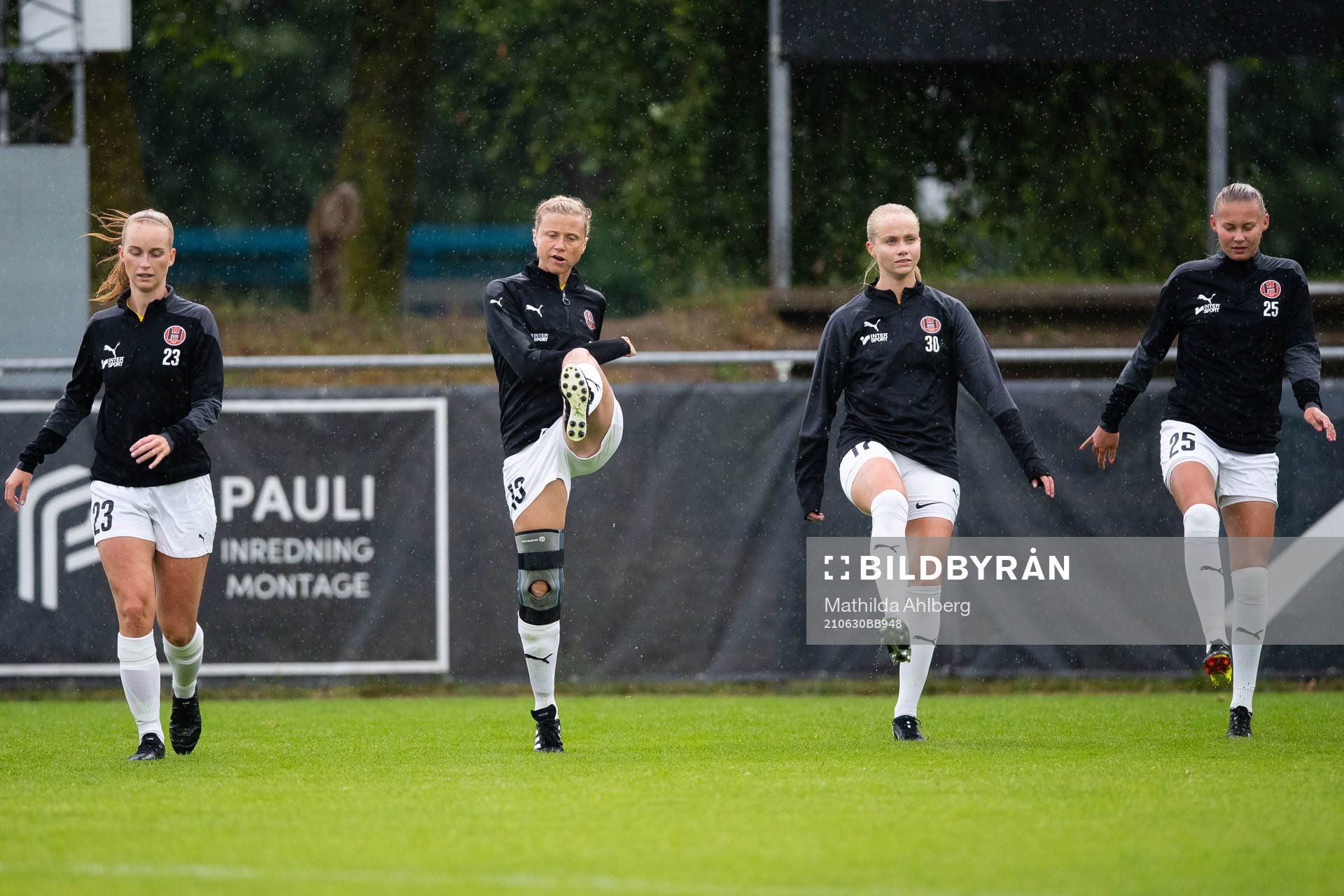 Hittarps Maja Ahlm och Charlotte Crafoord-Larsen värmer upp inför fotbollsmatchen i Division 1 södra Götaland mellan Hittarp och Eskilsminne den 30 juni 2021 i Helsingborg.