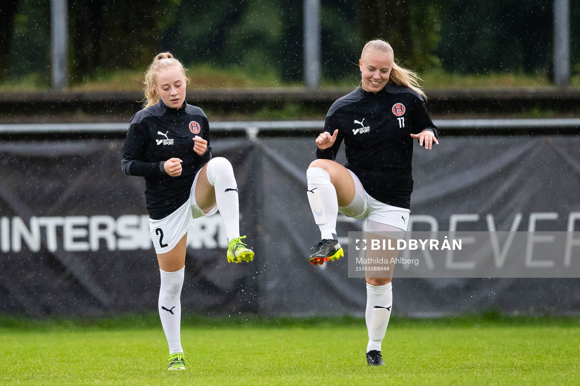 Hittarps Esther Yllfors och Amanda Strandh värmer upp