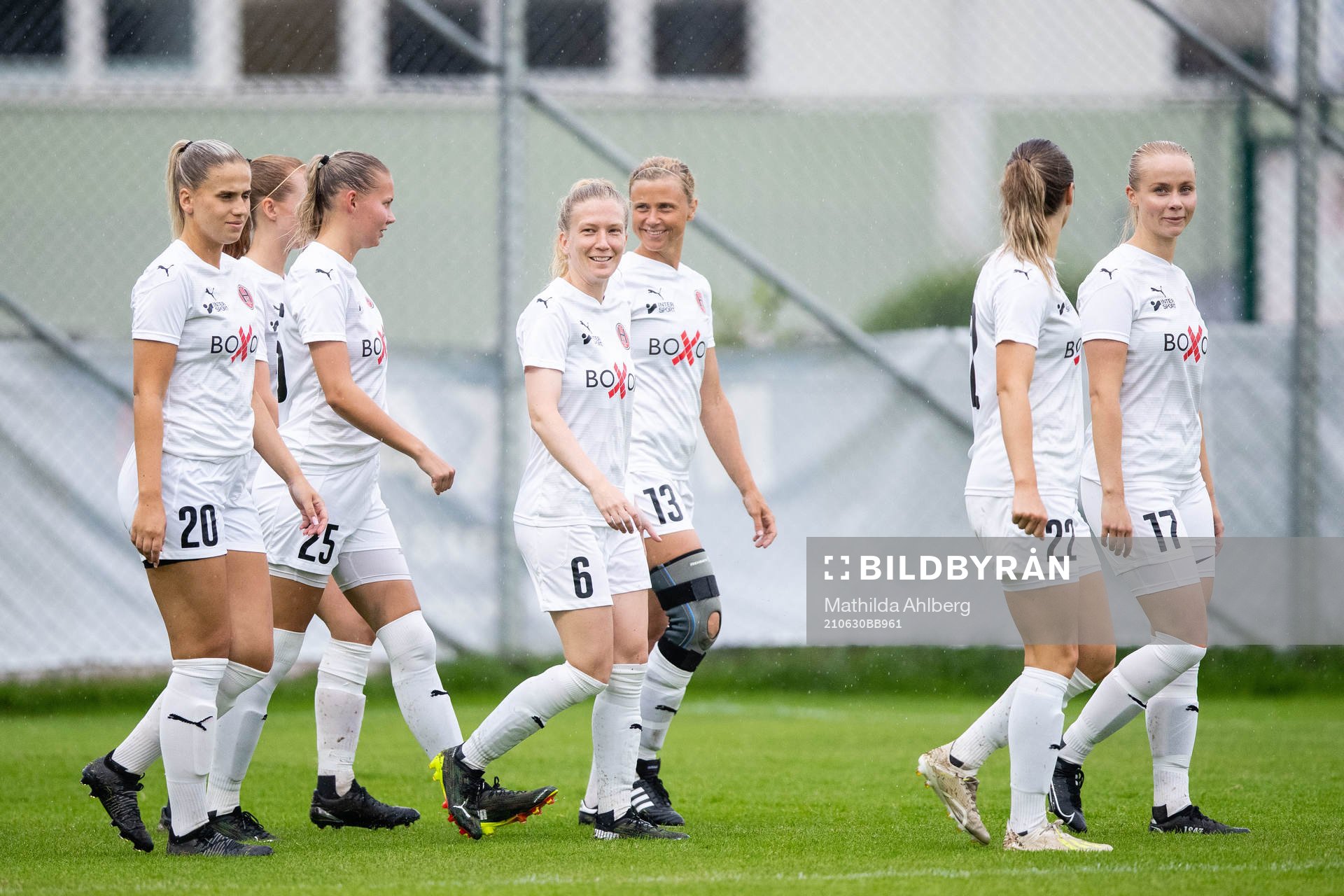 Hittarps Hanna Hallström, Isabelle Angel, Hanna Jönsson, Charlotte Crafoord-Larsen, Johanna Liljeblad och Emma Björklund inför fotbollsmatchen i Division 1 södra Götaland mellan Hittarp och Eskilsminne den 30 juni 2021 i Helsingborg.