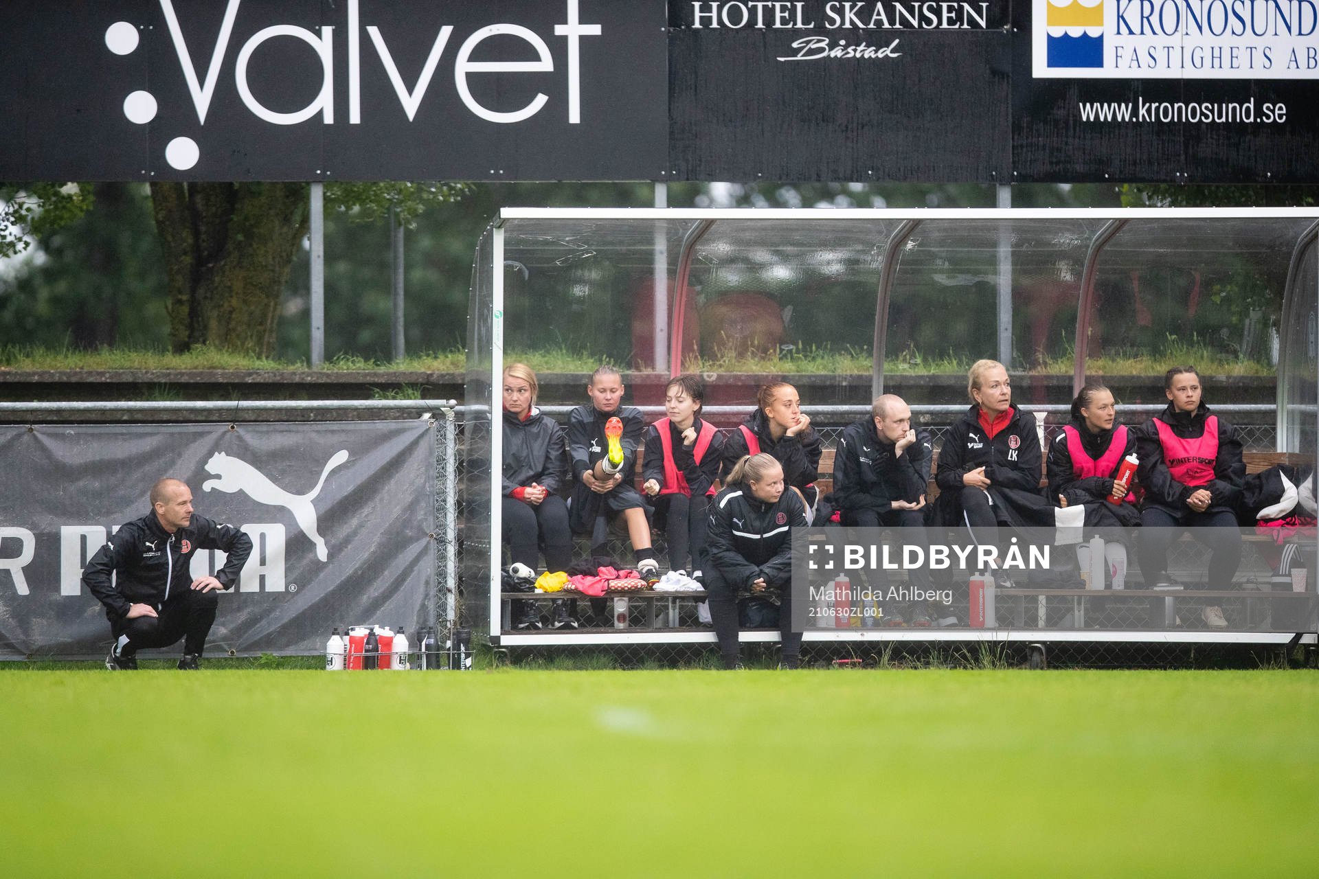 Hittarps tränare Fredrik Svanbäck till vänster om bänken