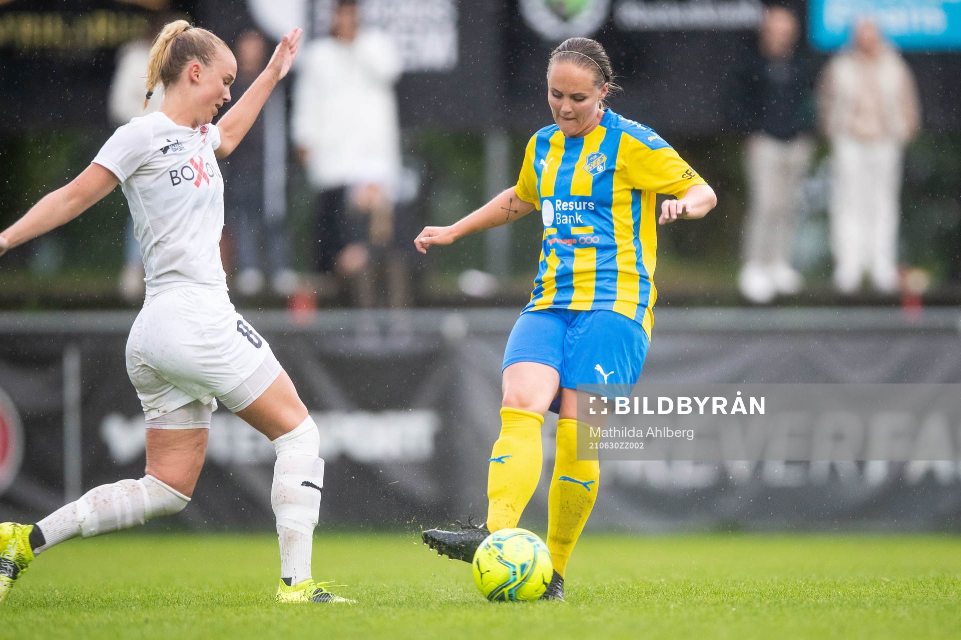 Hittarps Emilia Jönsson och Eskilsminnes Emma Persson under fotbollsmatchen i Division 1 södra Götaland mellan Hittarp och Eskilsminne den 30 juni 2021 i Helsingborg. 