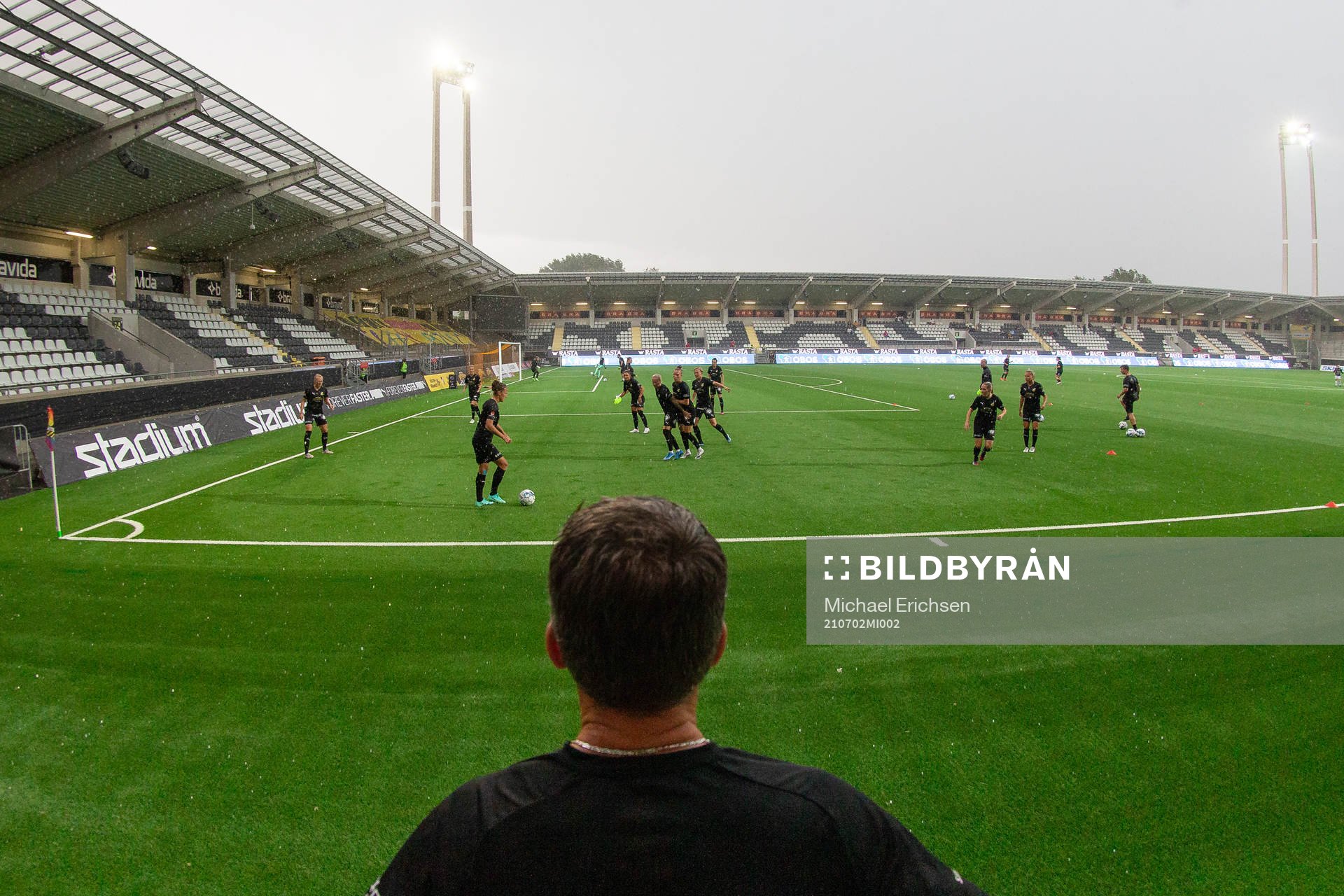 Häckens tränare Mats Gren ser på uppvärmningen innan
