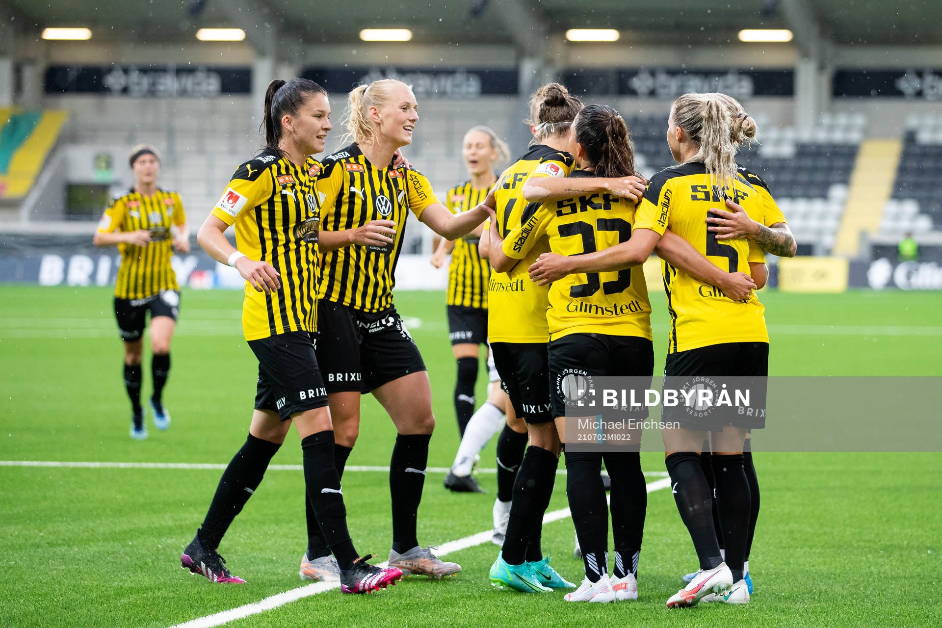 Häckens Johanna Rytting Kaneryd jublar med lagkamrater