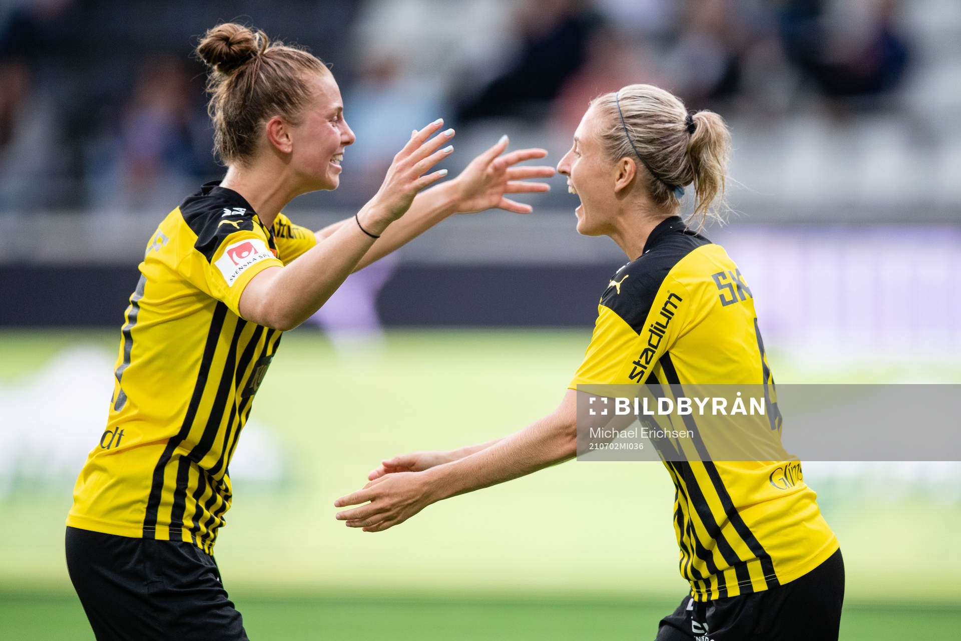 Häckens Dilja Yr Zomers och Emma Kullberg jublar