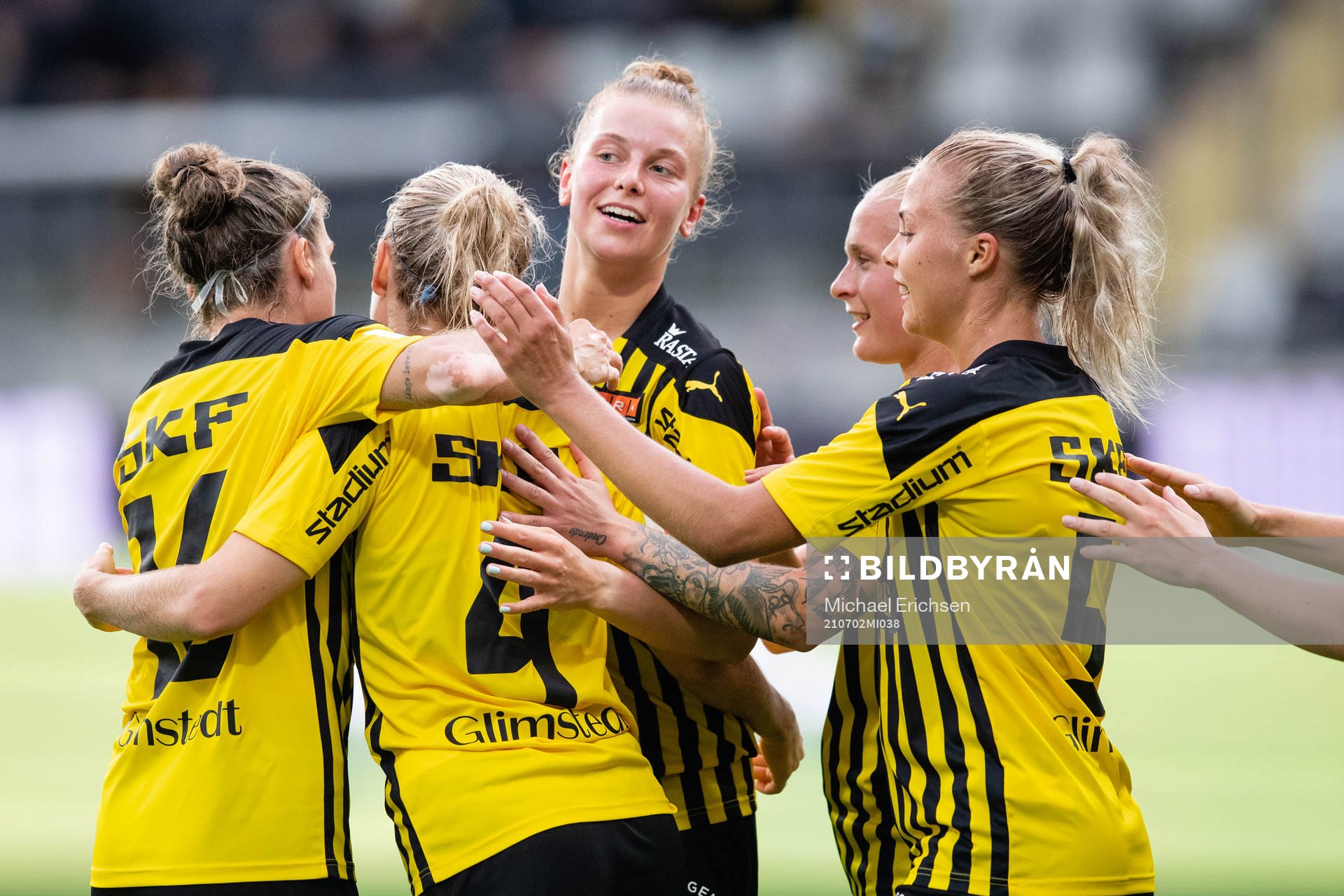 Häckens Emma Kullberg jublar med lagkamrater efter att ha gjort 4-1 under fotbollsmatchen i Damallsvenskan mellan Häcken och Kristianstad den 2 juli 2021 i Göteborg.